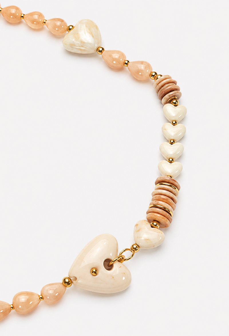 Collar largo beige de cuentas durazno con corazones marfil y detalles dorados - vista 2