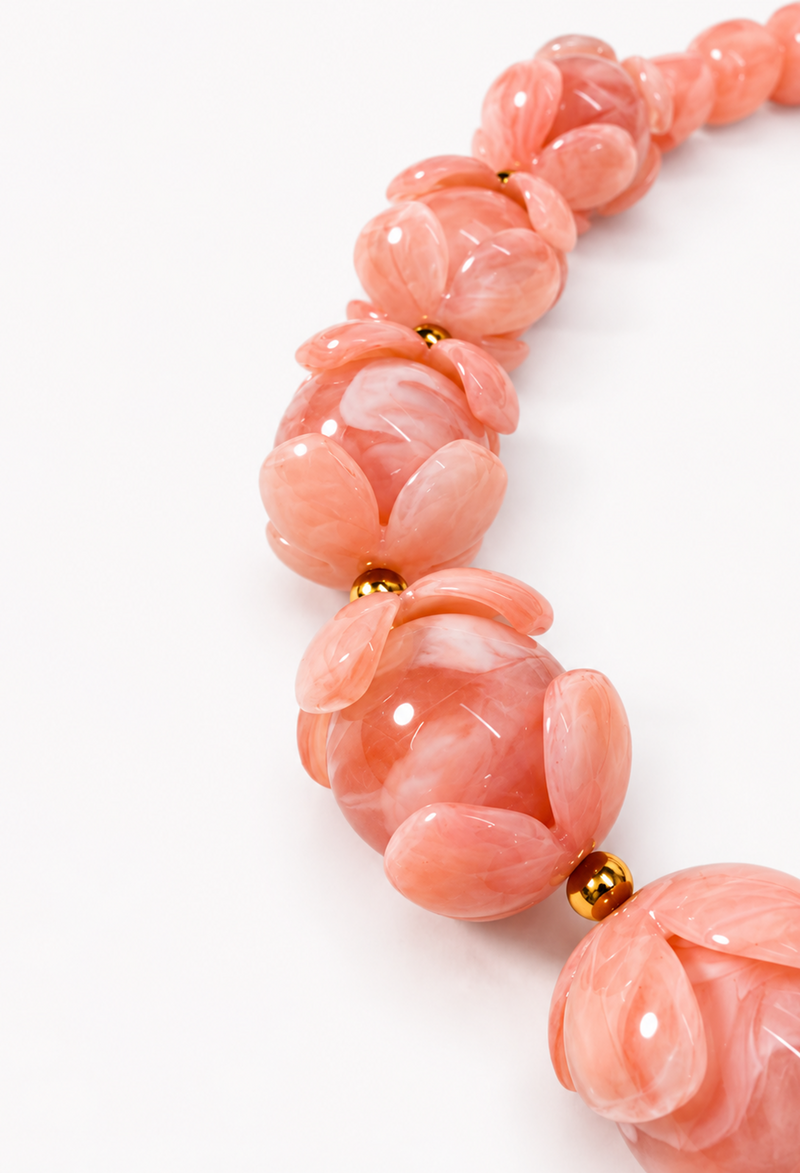 Collar corto de cuentas de resina rosa coral talladas como flores - vista 2