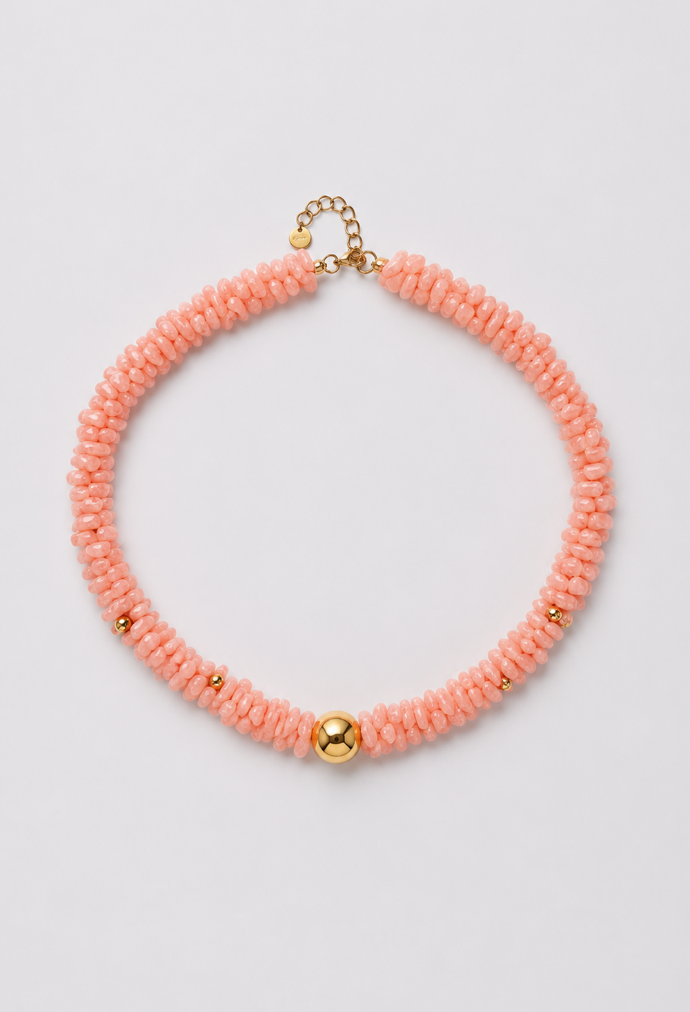 Collar corto de cuentas coral con esfera dorada