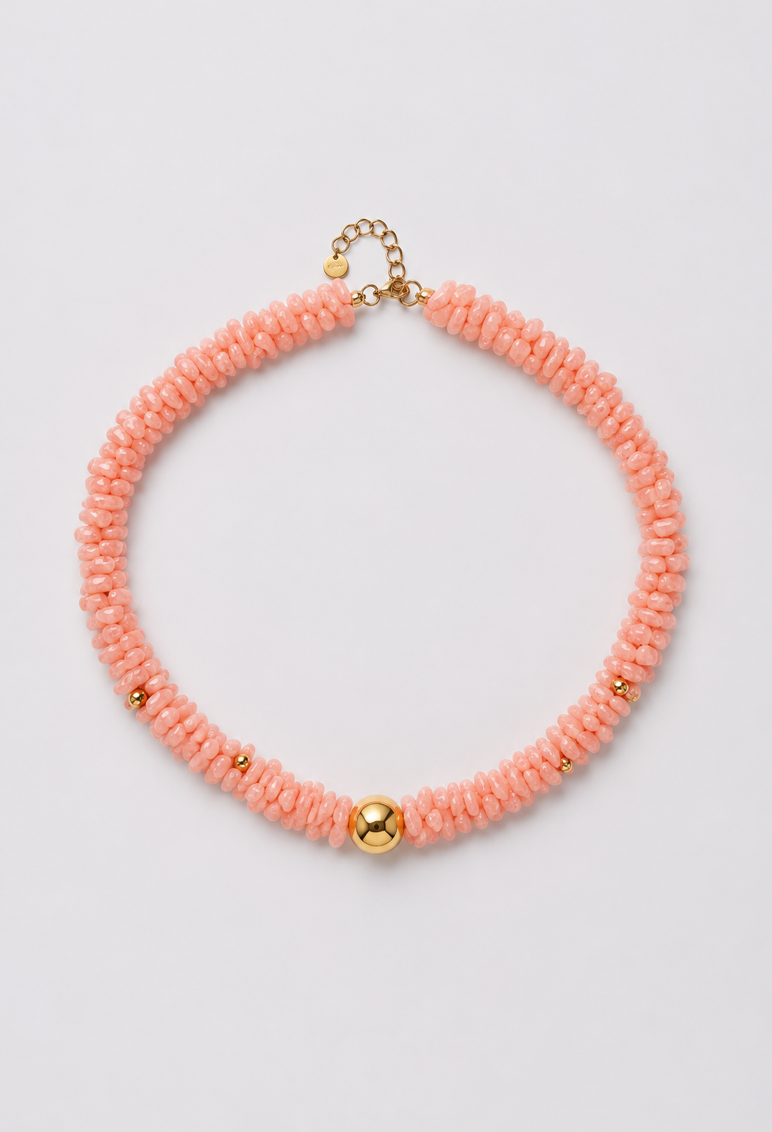 Collar corto de cuentas coral con esfera dorada