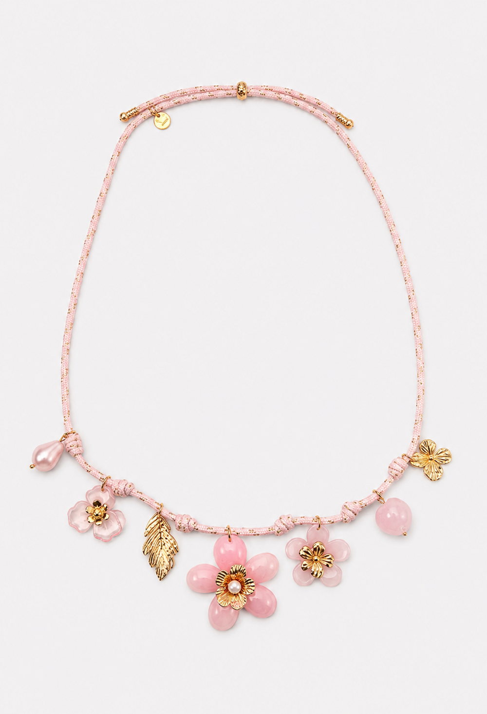 Collar de cordón con flores de resina, charms dorados y perla, en rosa, blanco o beige - Rosas