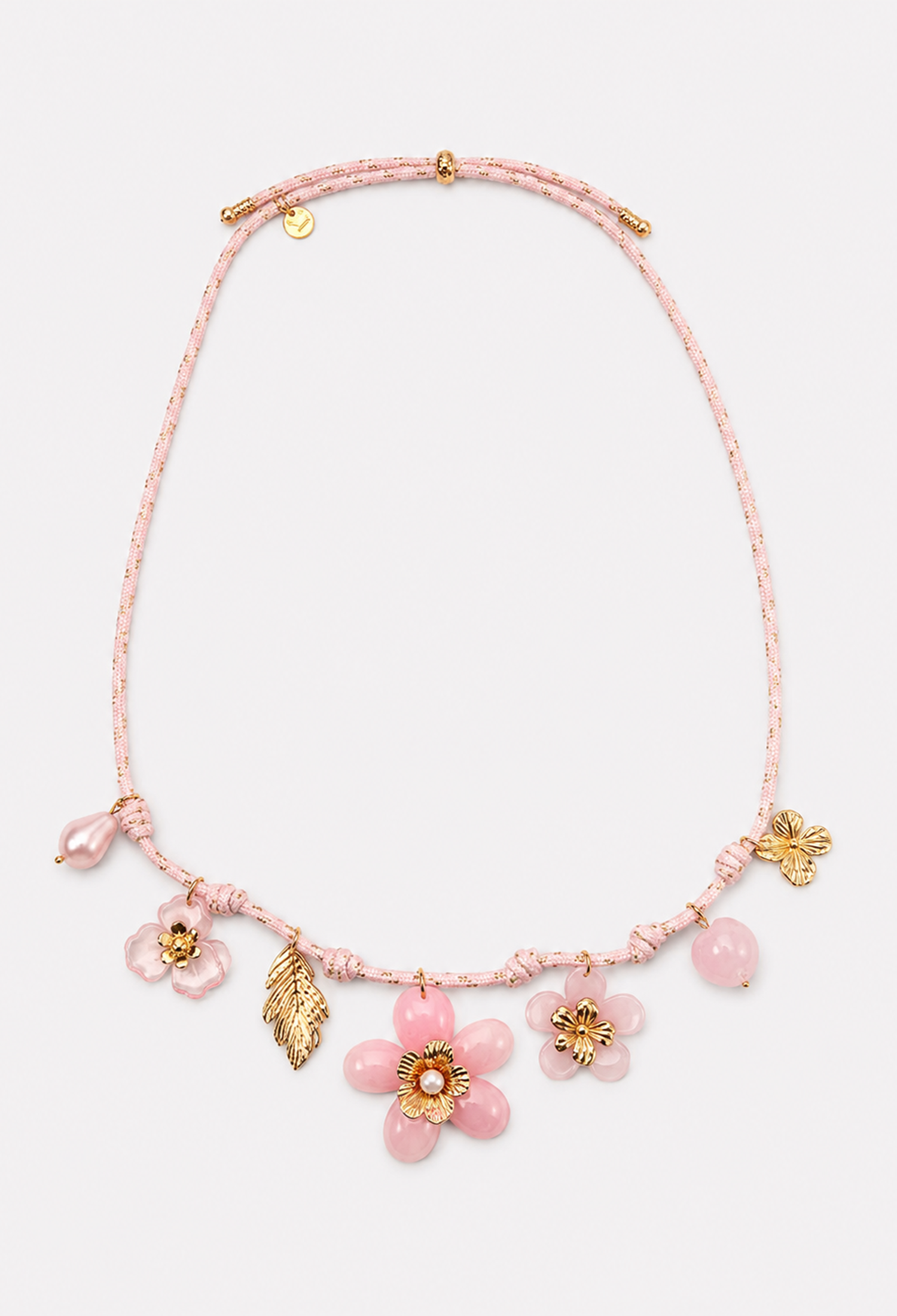 Collar de cordón con flores de resina, charms dorados y perla, en rosa, blanco o beige - Rosas