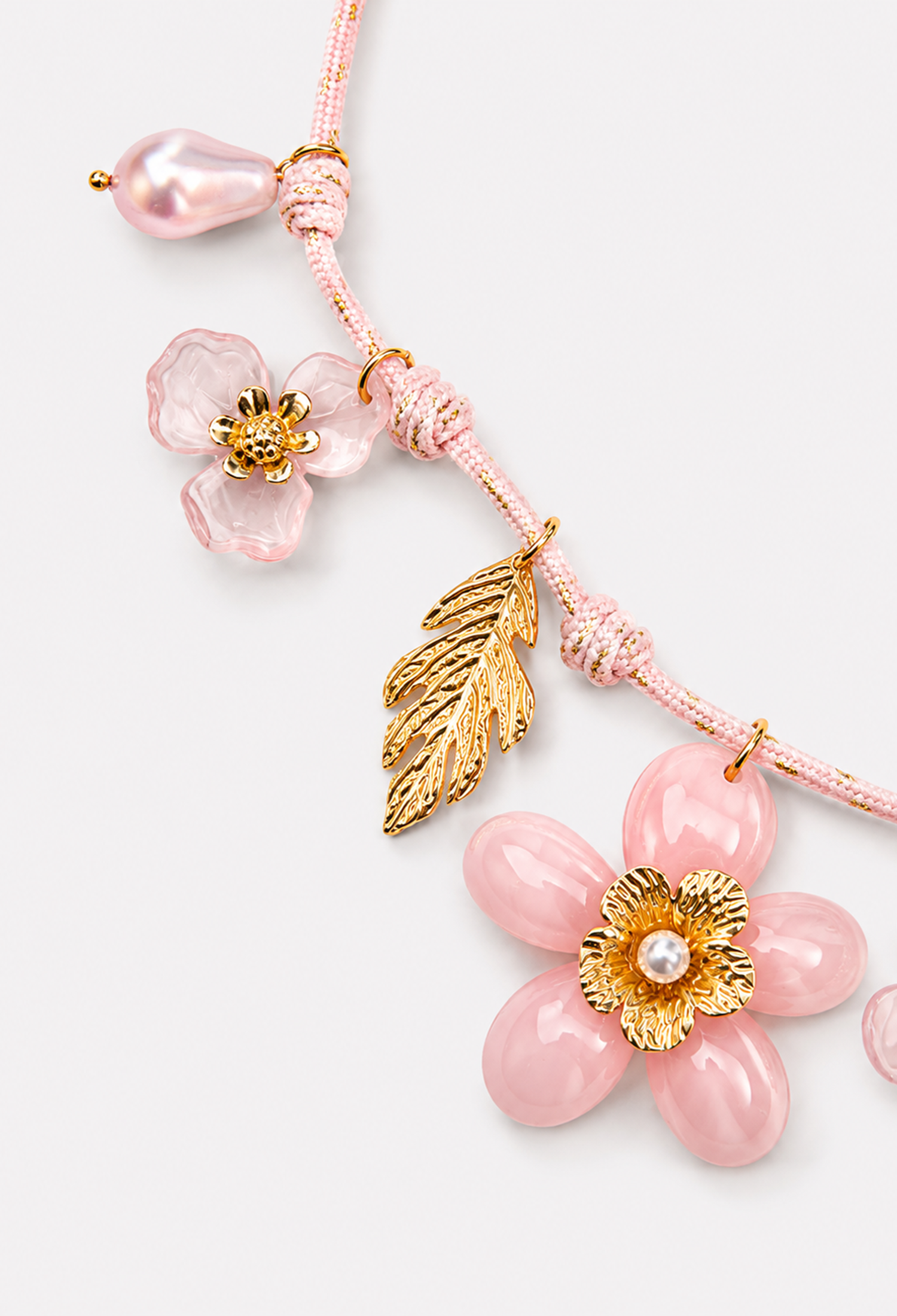 Collar de cordón con flores de resina, charms dorados y perla, en rosa, blanco o beige - Rosas - vista 2