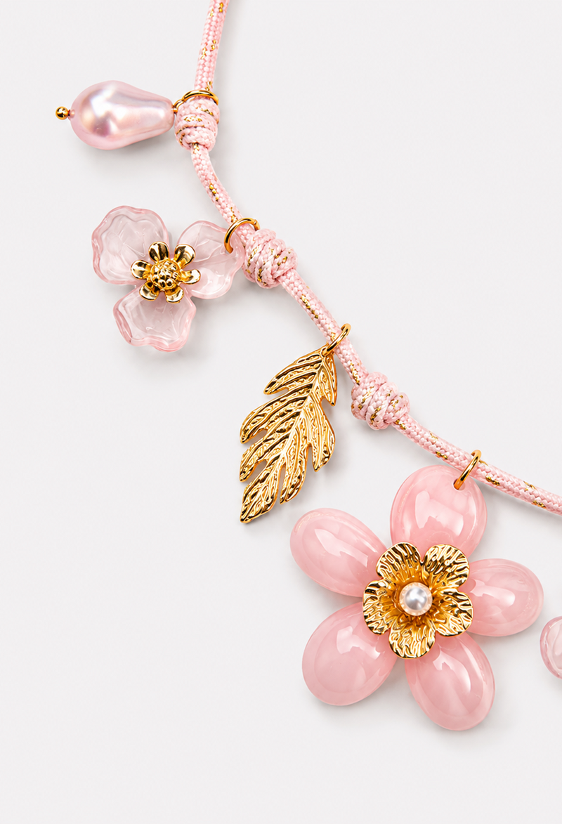 Collar de cordón con flores de resina, charms dorados y perla, en rosa, blanco o beige - Rosas - vista 2