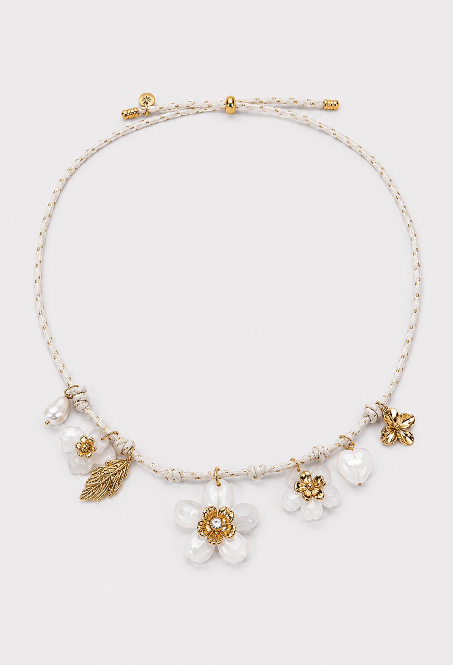 Collar de cordón con flores de resina, charms dorados y perla, en rosa, blanco o beige - Blancos