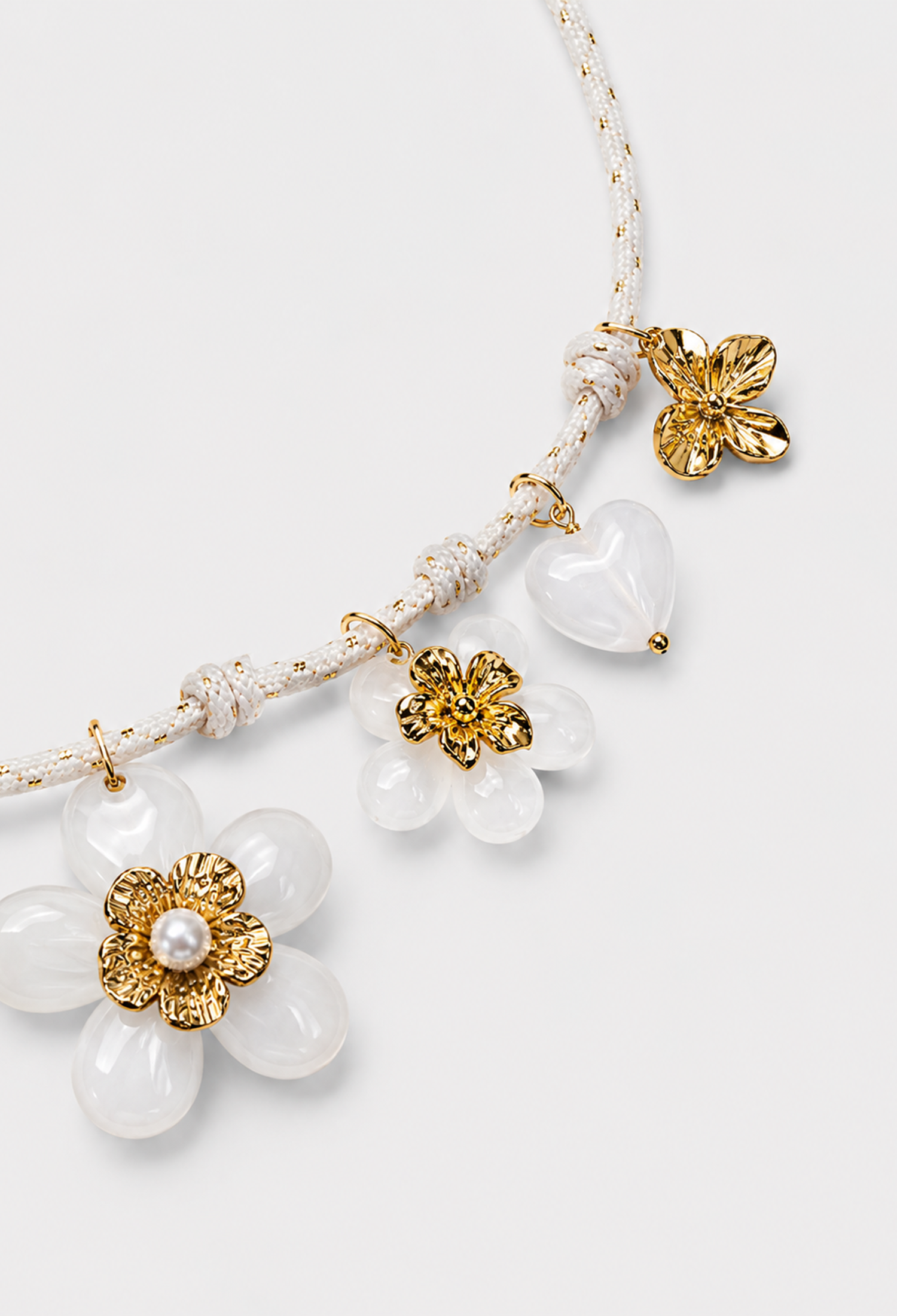 Collar de cordón con flores de resina, charms dorados y perla, en rosa, blanco o beige - Blancos - vista 2