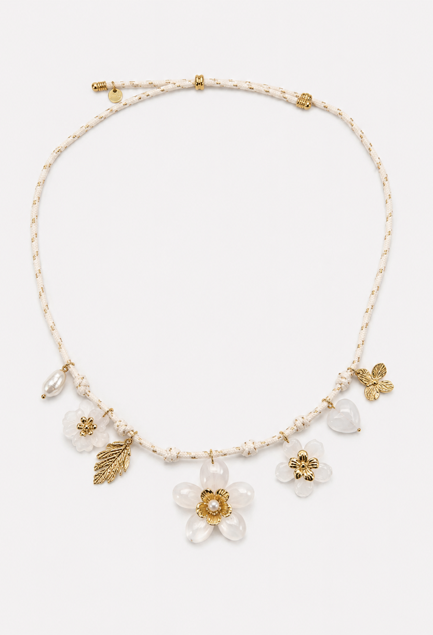 Collar de cordón con flores de resina, charms dorados y perla, en rosa, blanco o beige - Beiges