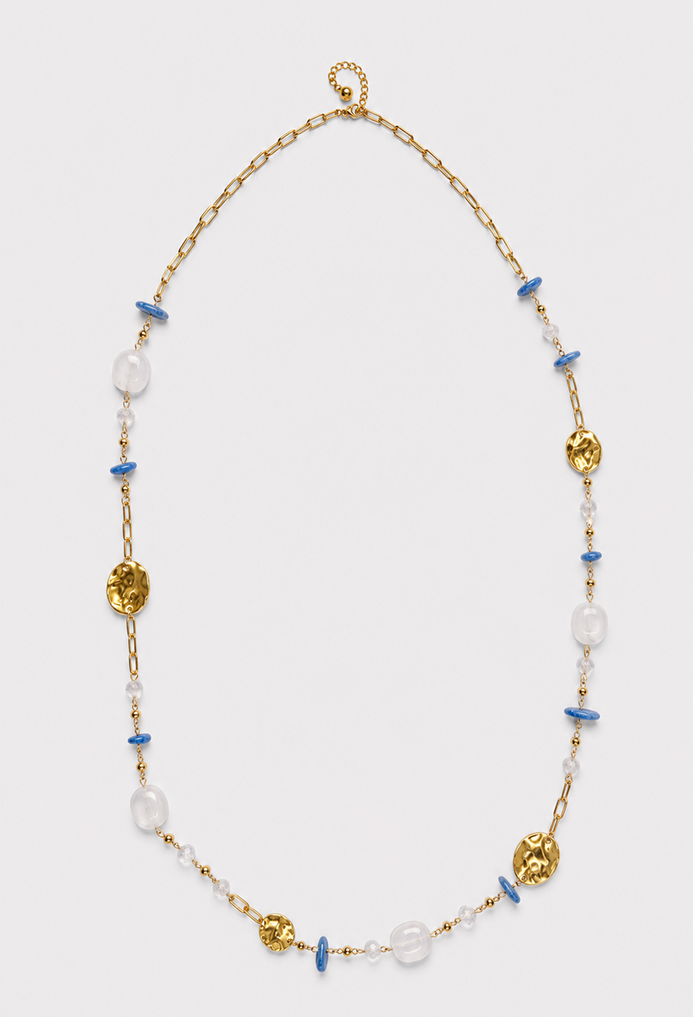 Collar largo dorado con perlas barrocas, piedras azules y medallas martilladas