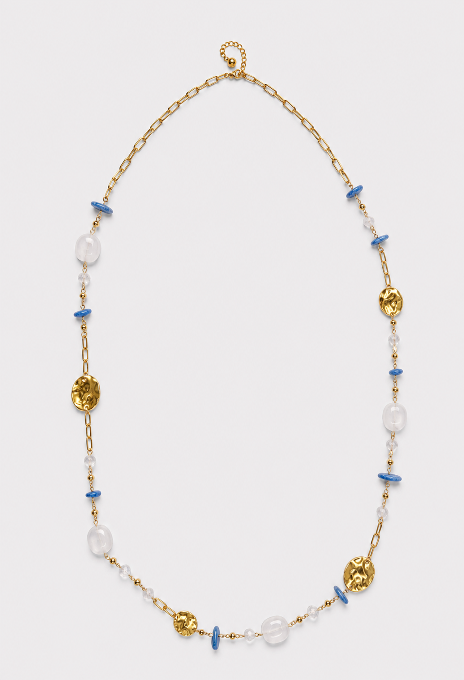 Collar largo dorado con perlas barrocas, piedras azules y medallas martilladas