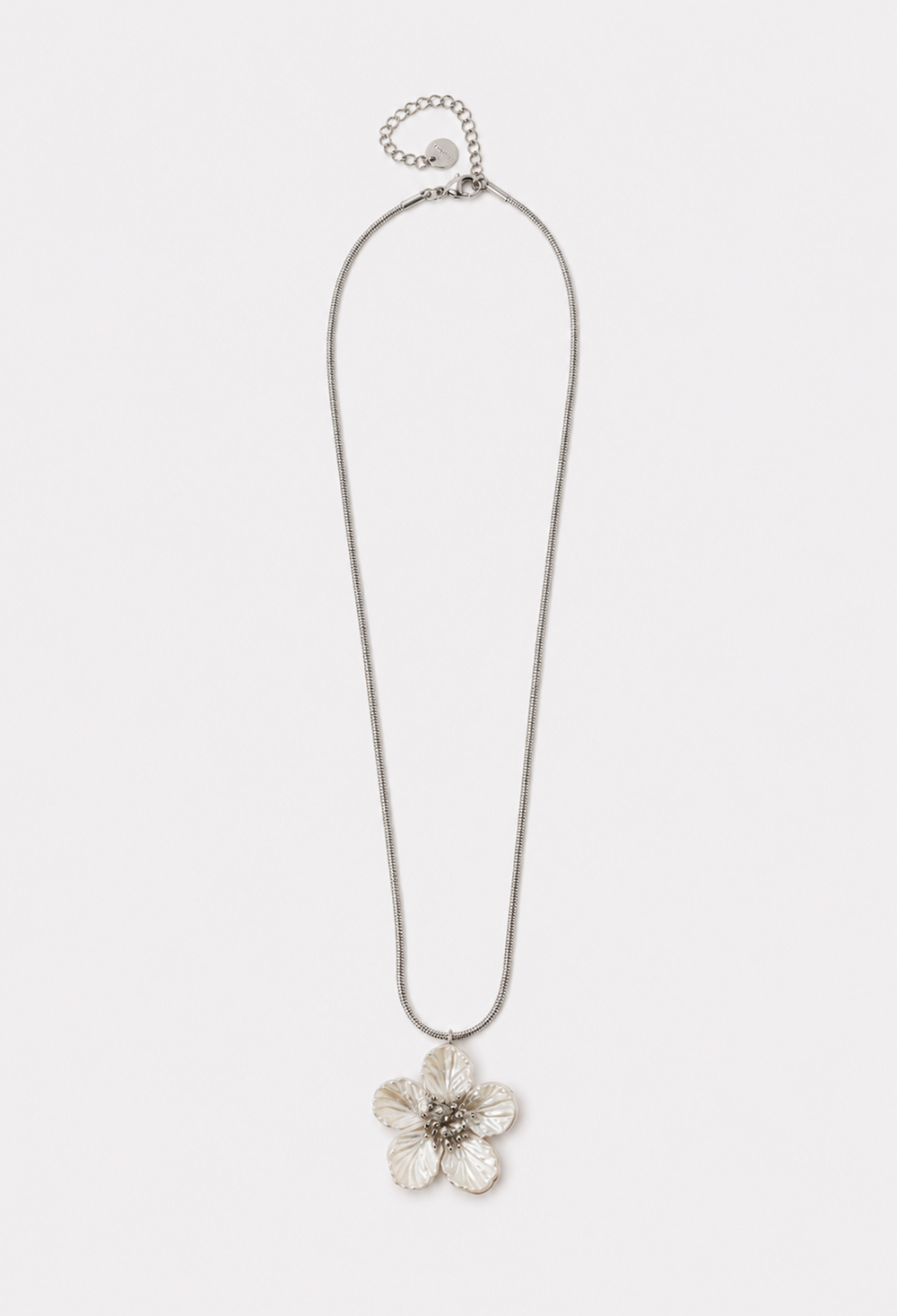 Collar plateado con flor grande efecto nácar y centro de estambres