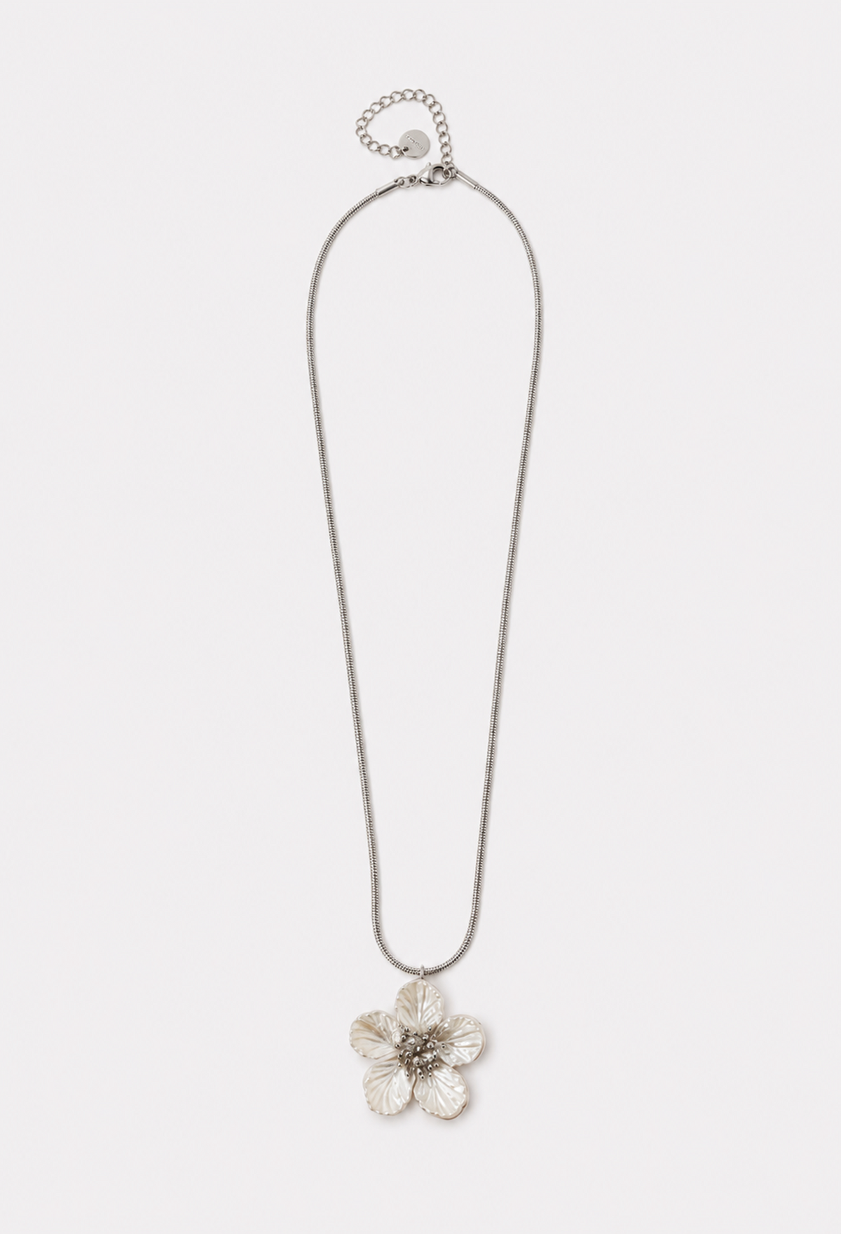 Collar plateado con flor grande efecto nácar y centro de estambres