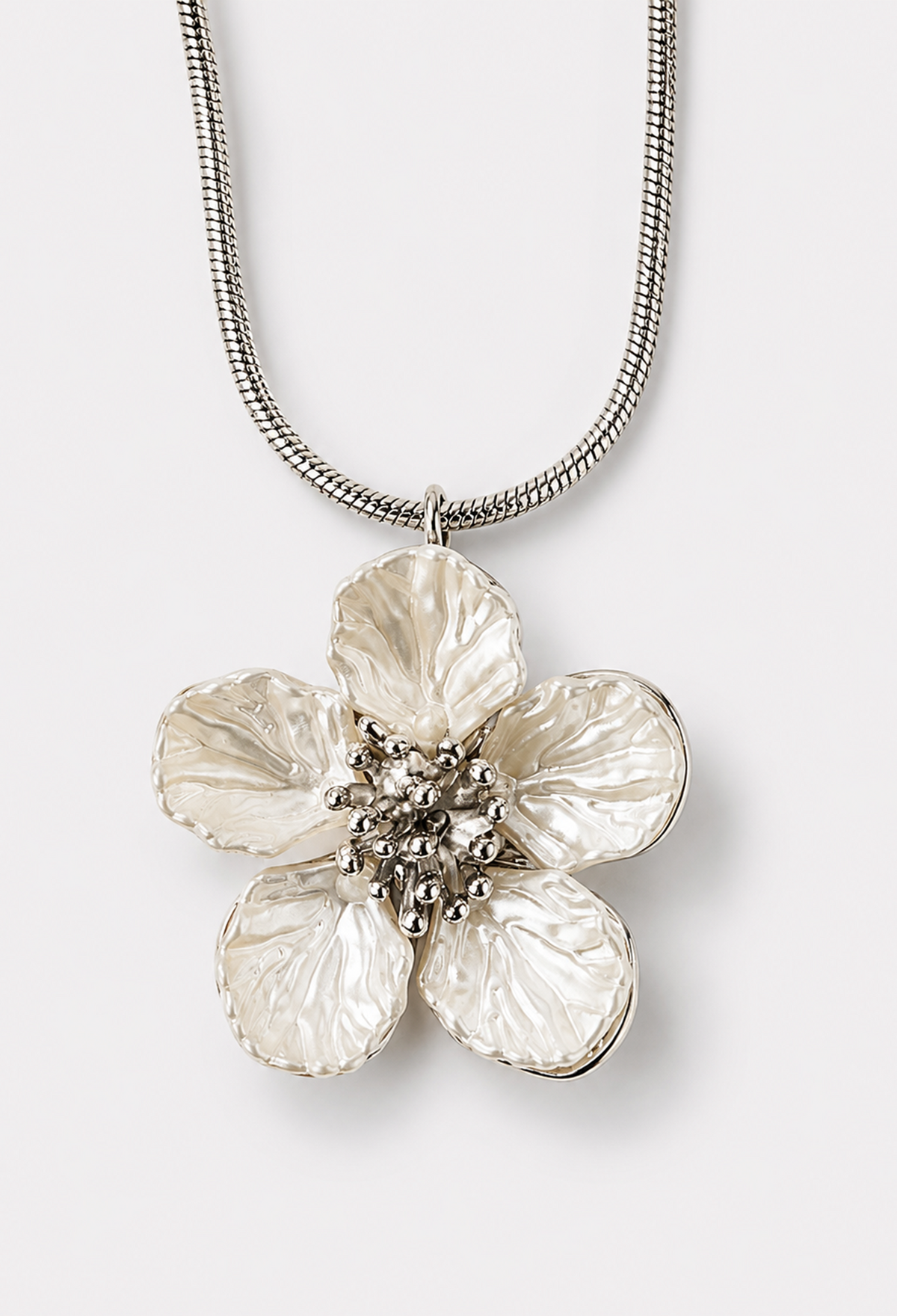 Collar plateado con flor grande efecto nácar y centro de estambres - vista 2