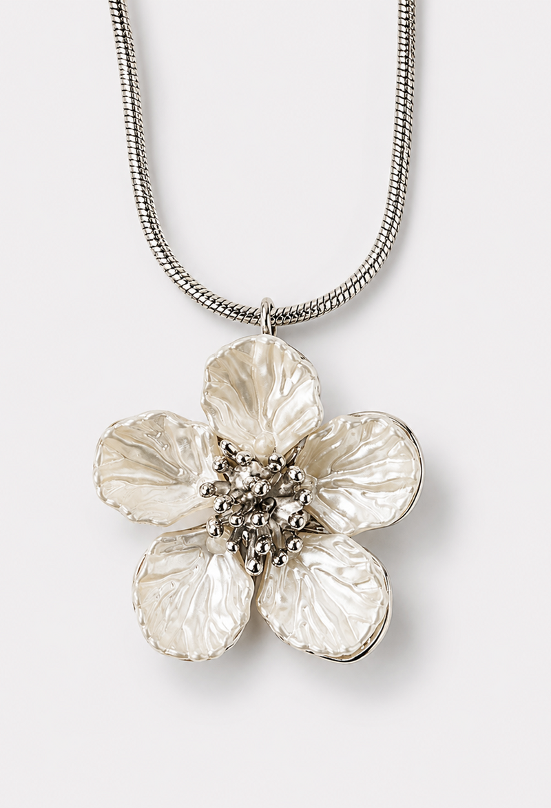 Collar plateado con flor grande efecto nácar y centro de estambres - vista 2
