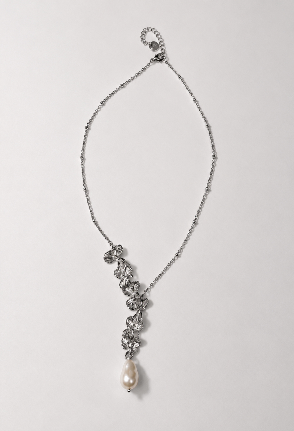 Collar plateado con cascada de flores y perla en forma de gota