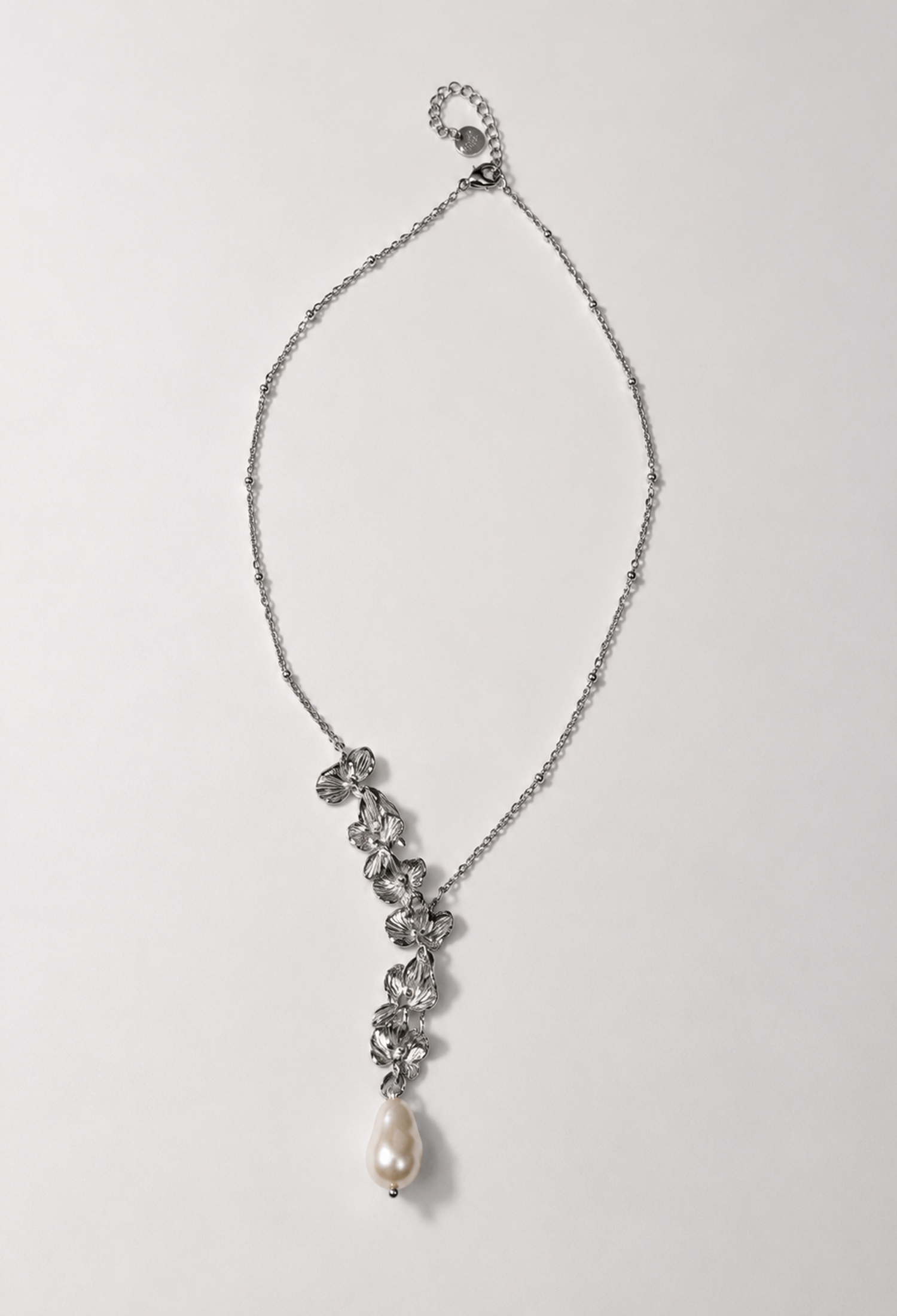 Collar plateado con cascada de flores y perla en forma de gota
