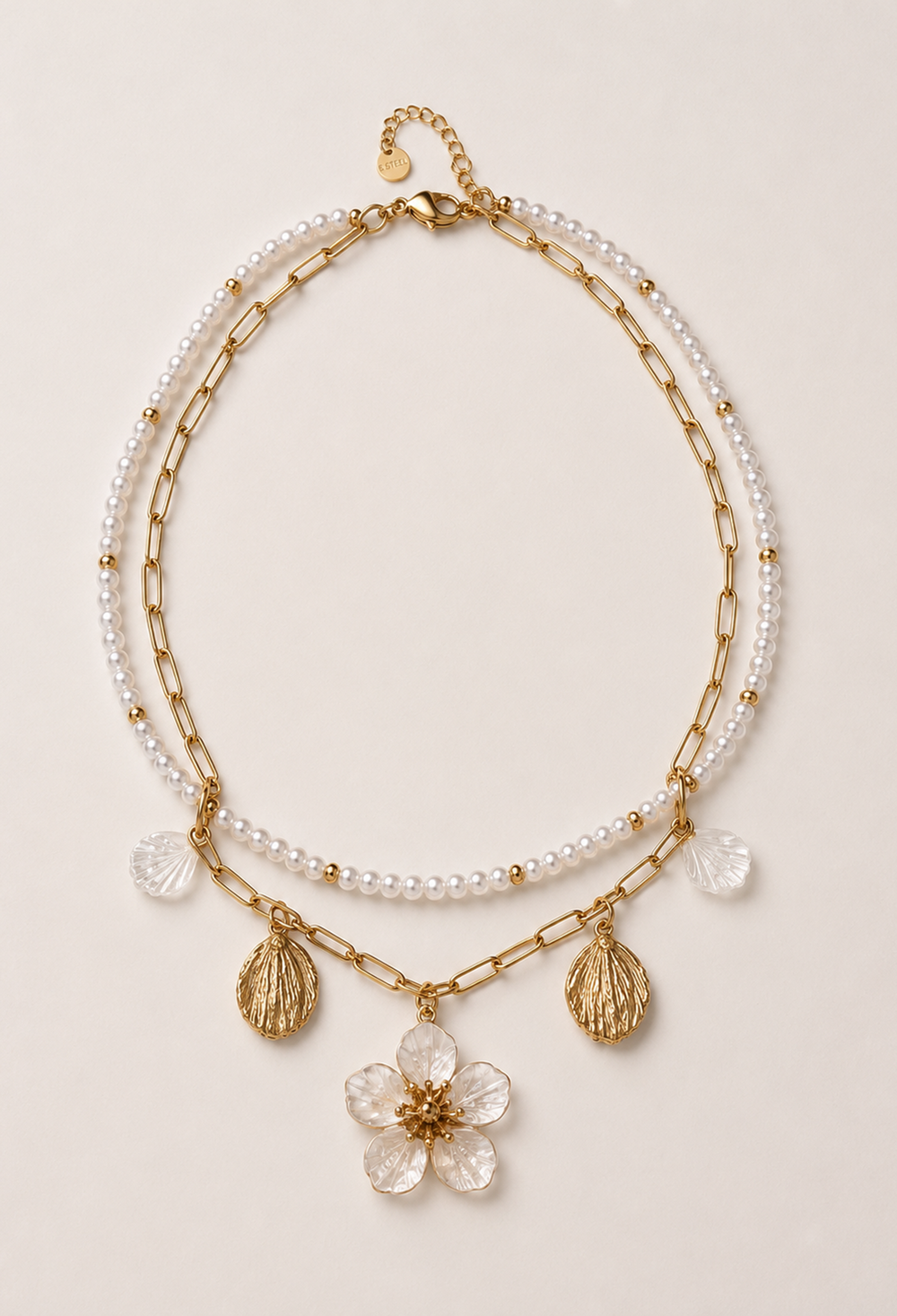 Collar de dos capas con perlas, cadena dorada y flor blanca nacarada