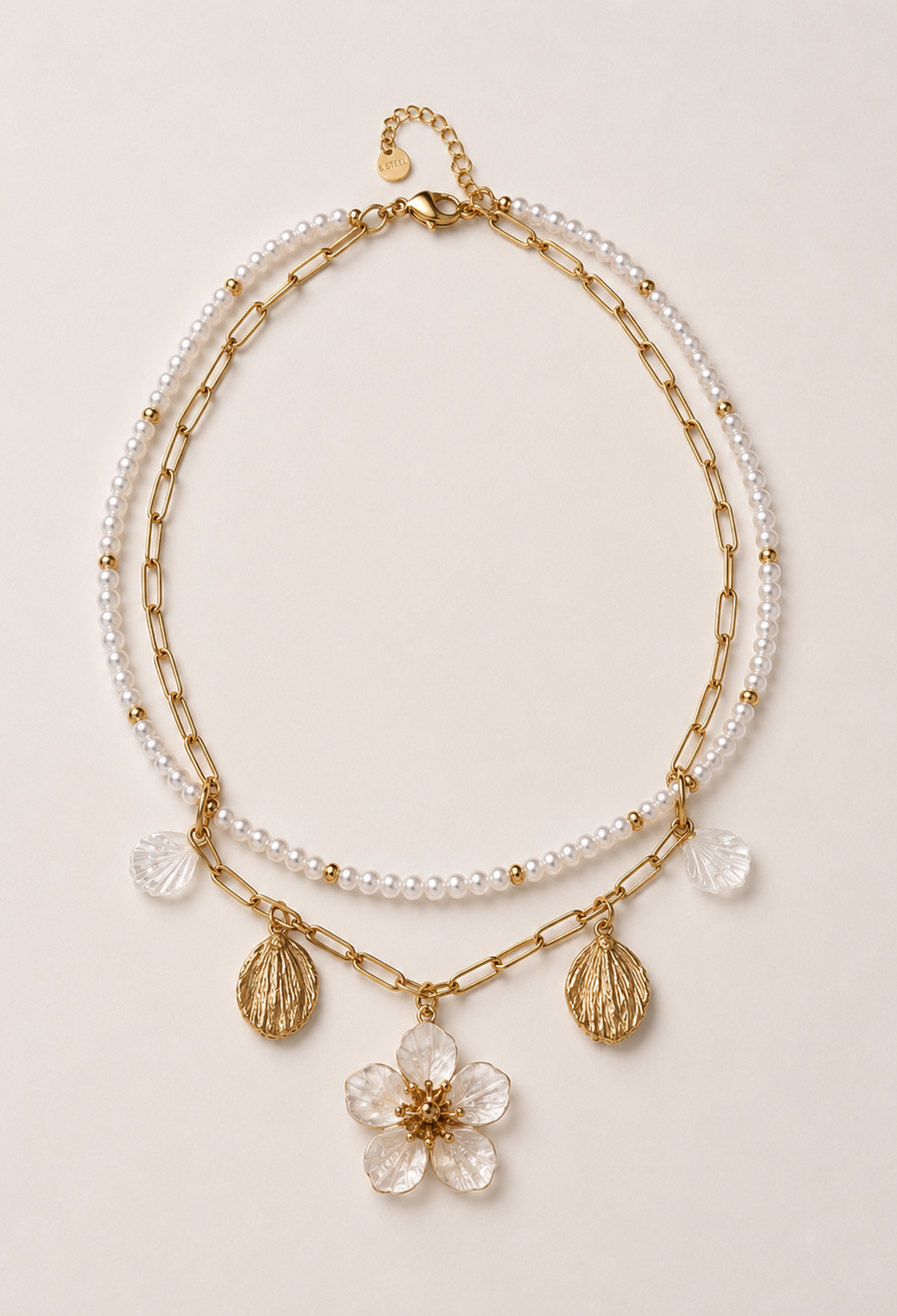 Collar de dos capas con perlas, cadena dorada y flor blanca nacarada