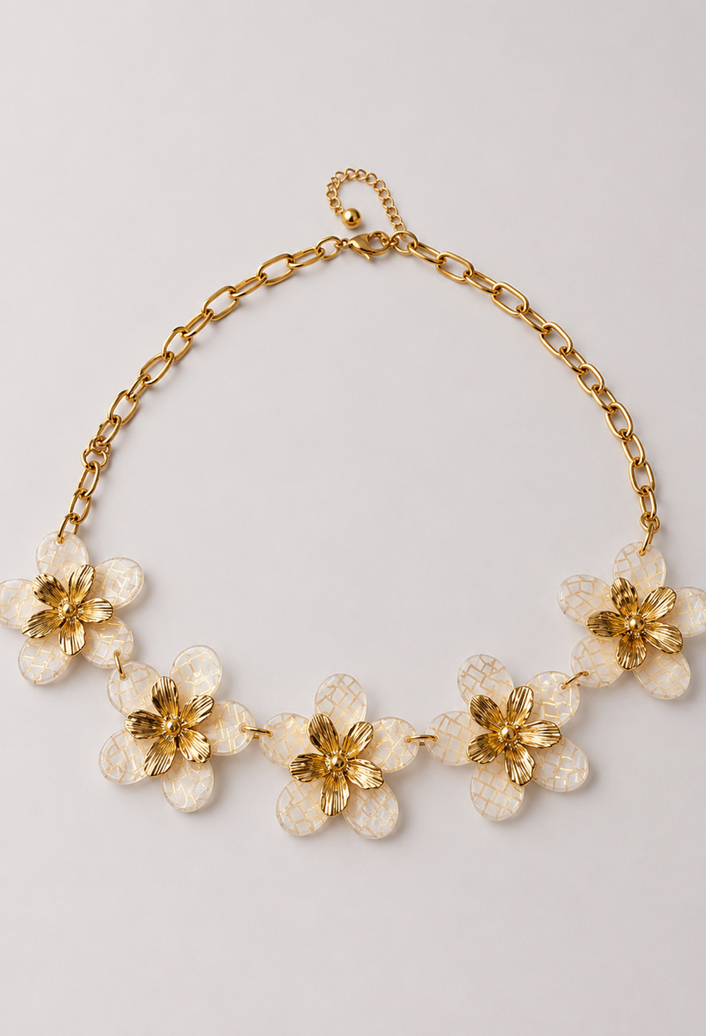 Collar de cadena dorada con cinco flores de pétalos nacarados beige