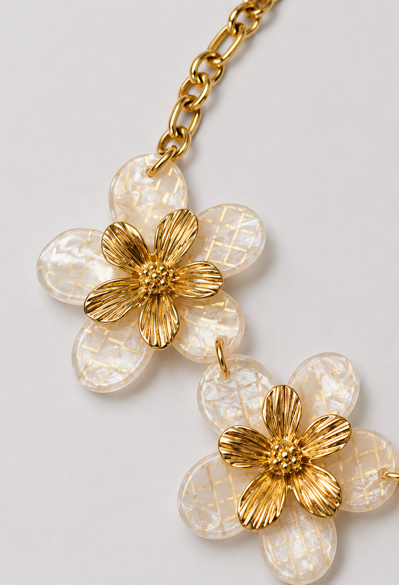 Collar de cadena dorada con cinco flores de pétalos nacarados beige - vista 2