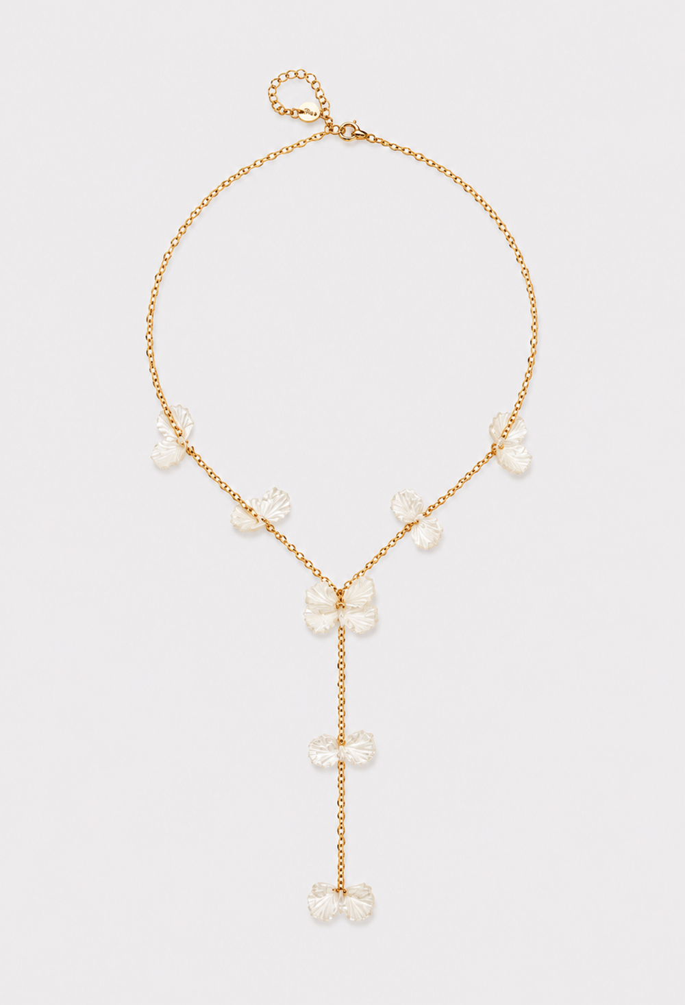 Collar en Y de cadena dorada con pétalos blancos nacarados