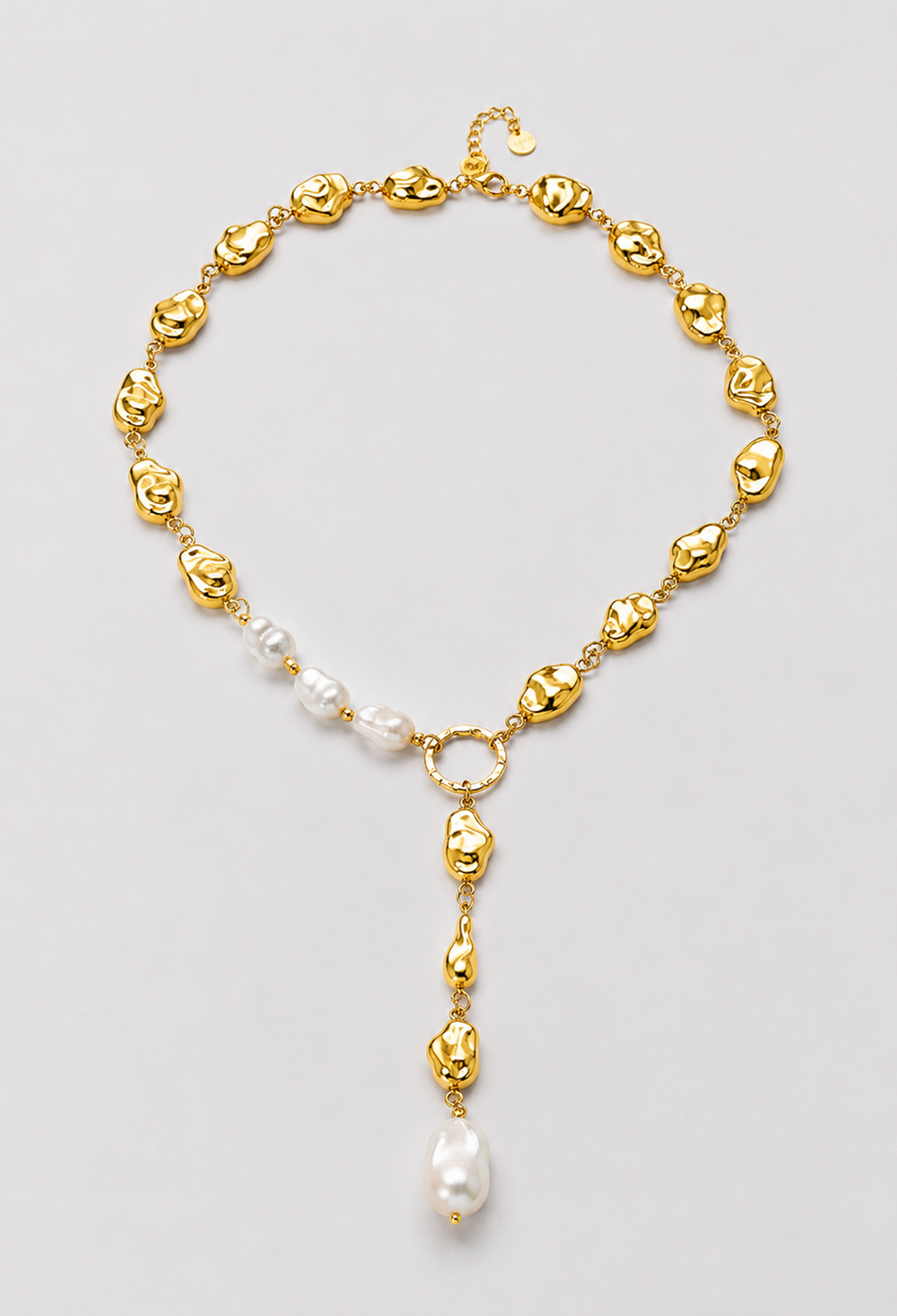 Collar en Y con pepitas doradas y perlas sintéticas barrocas
