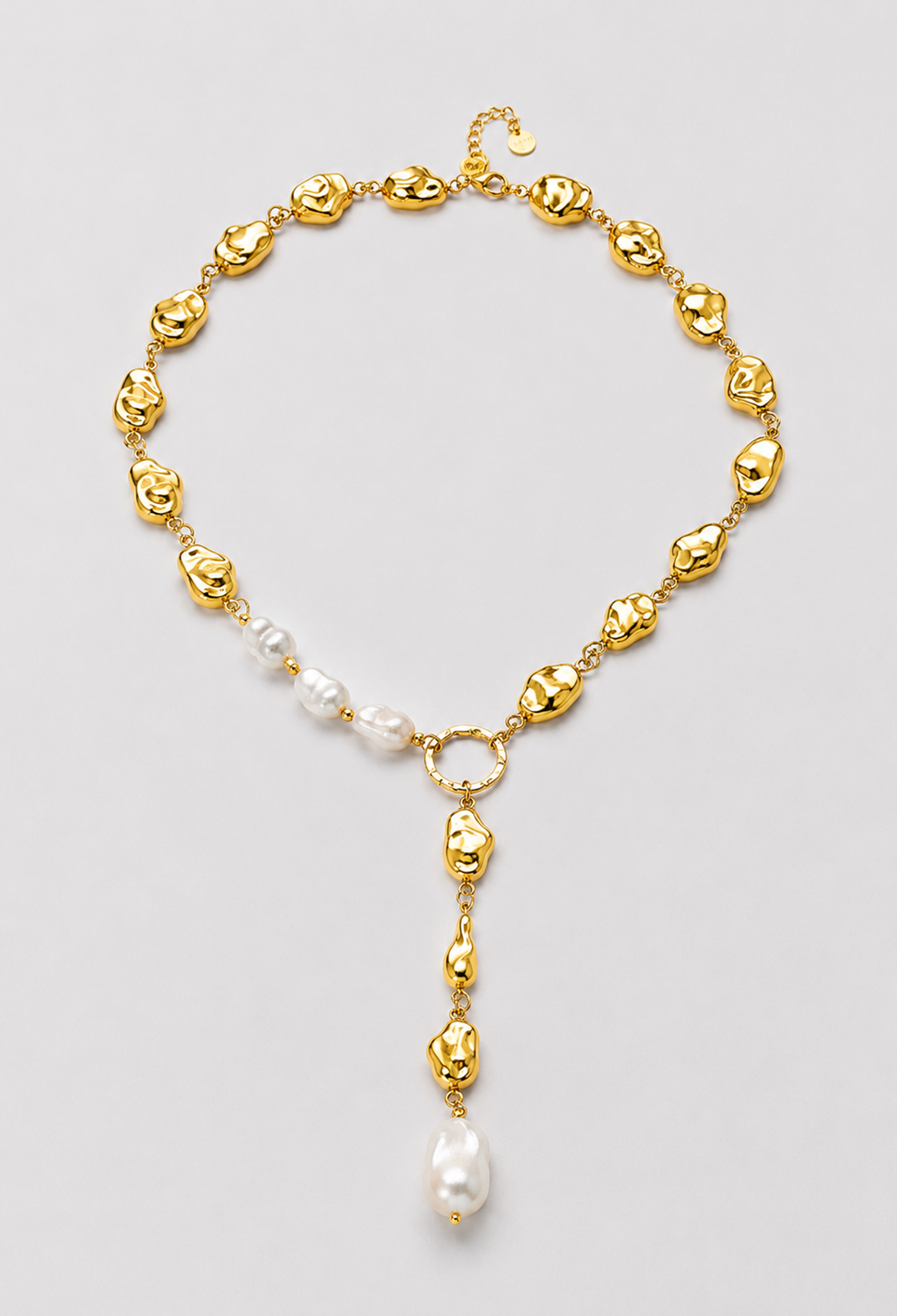 Collar en Y con pepitas doradas y perlas sintéticas barrocas