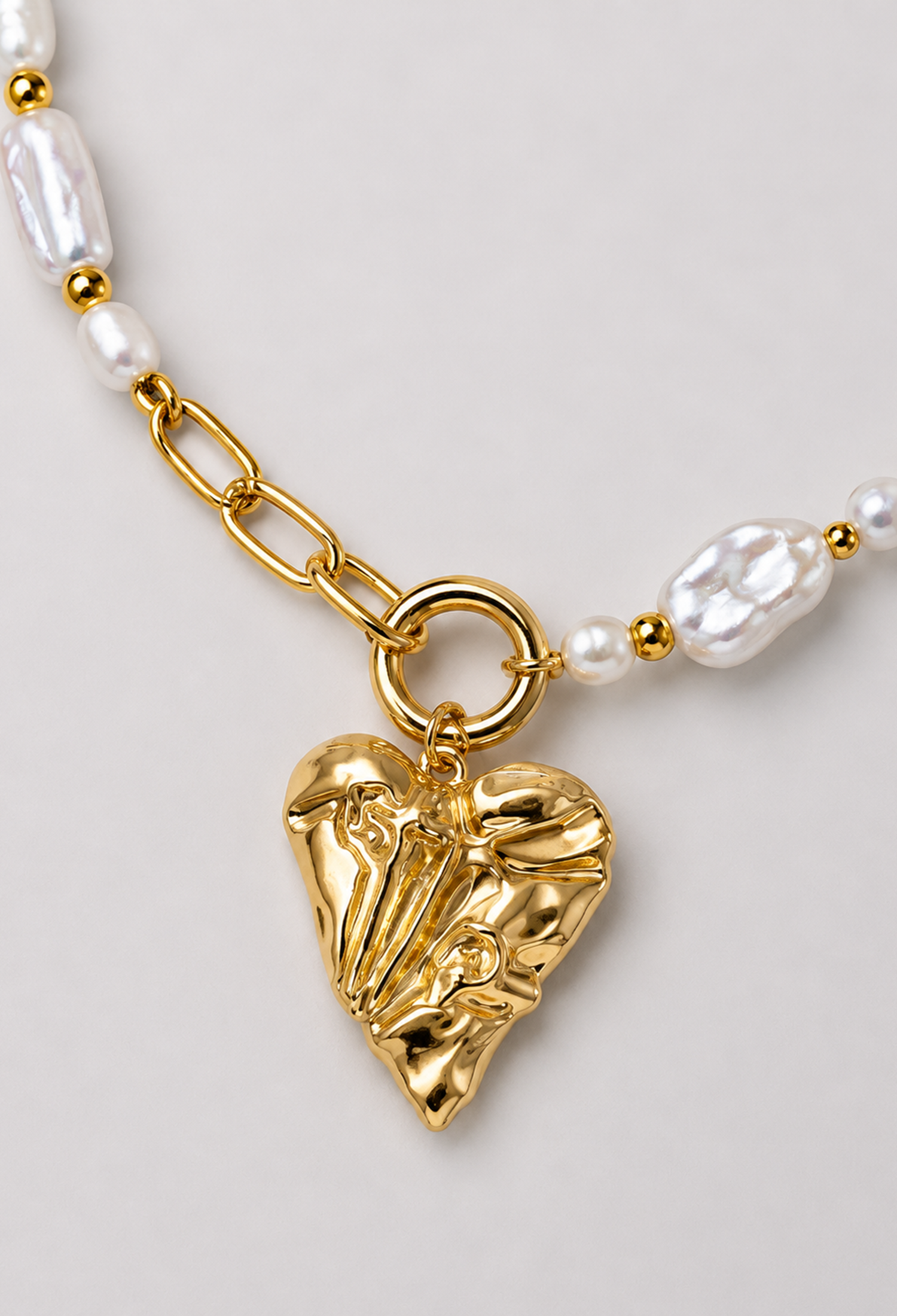 Collar de perlas sintéticas con dije de corazón dorado martillado - vista 2