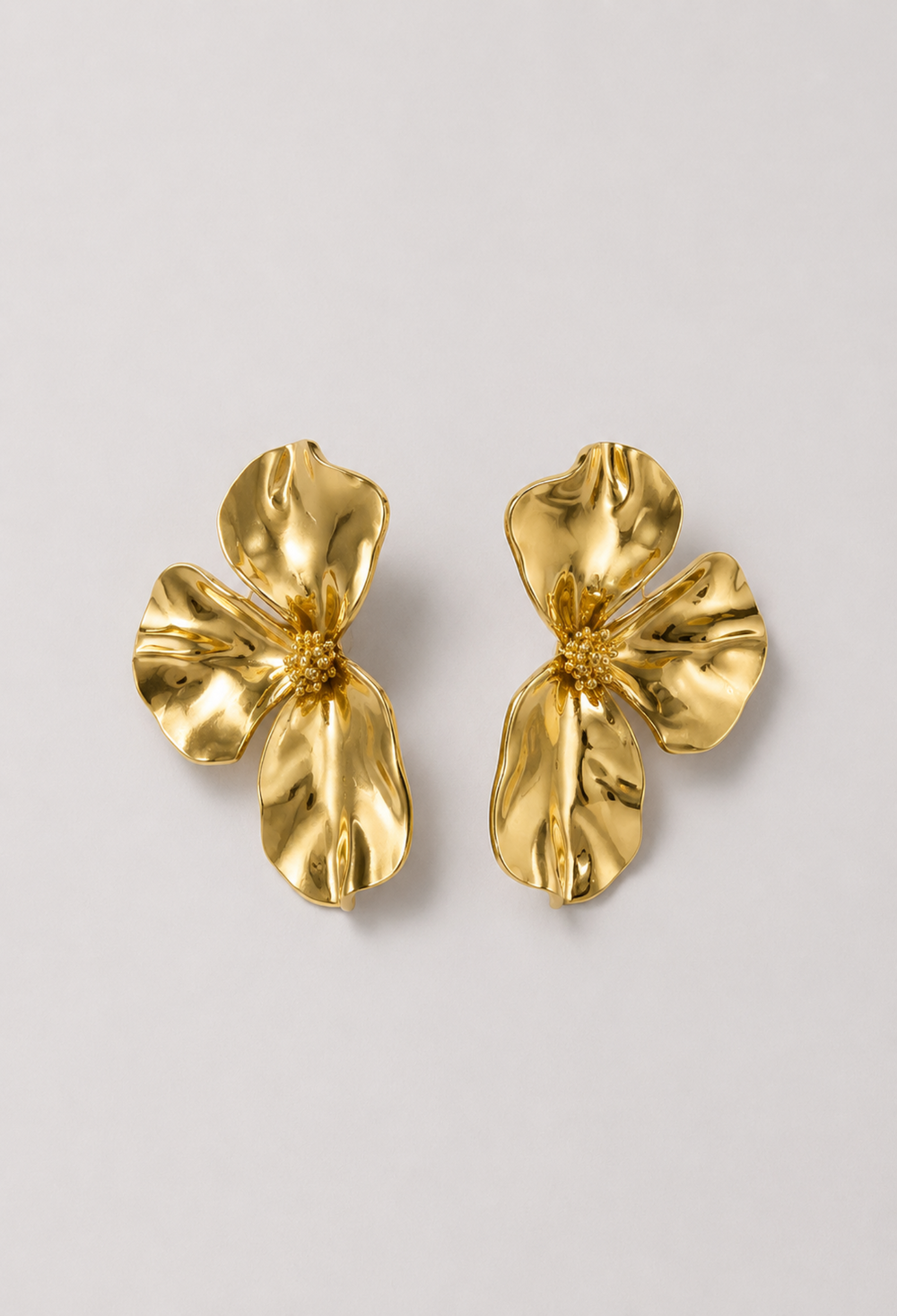 Aretes Flor Martillada Dorada BYBLA