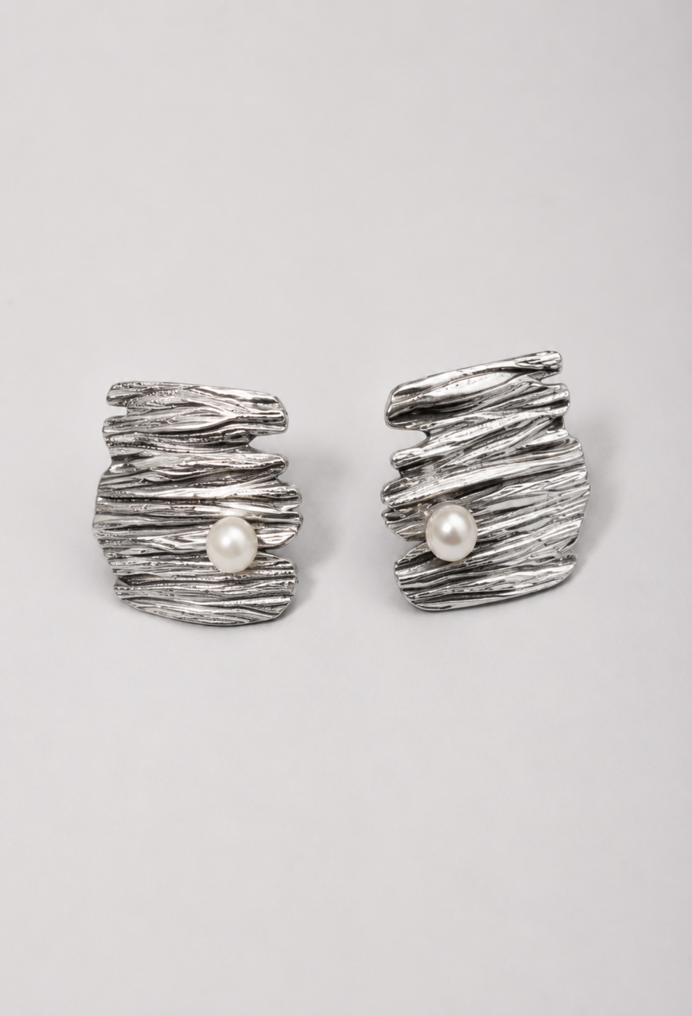 Aretes Topo Texturizado con Perla Plateados BYBLA