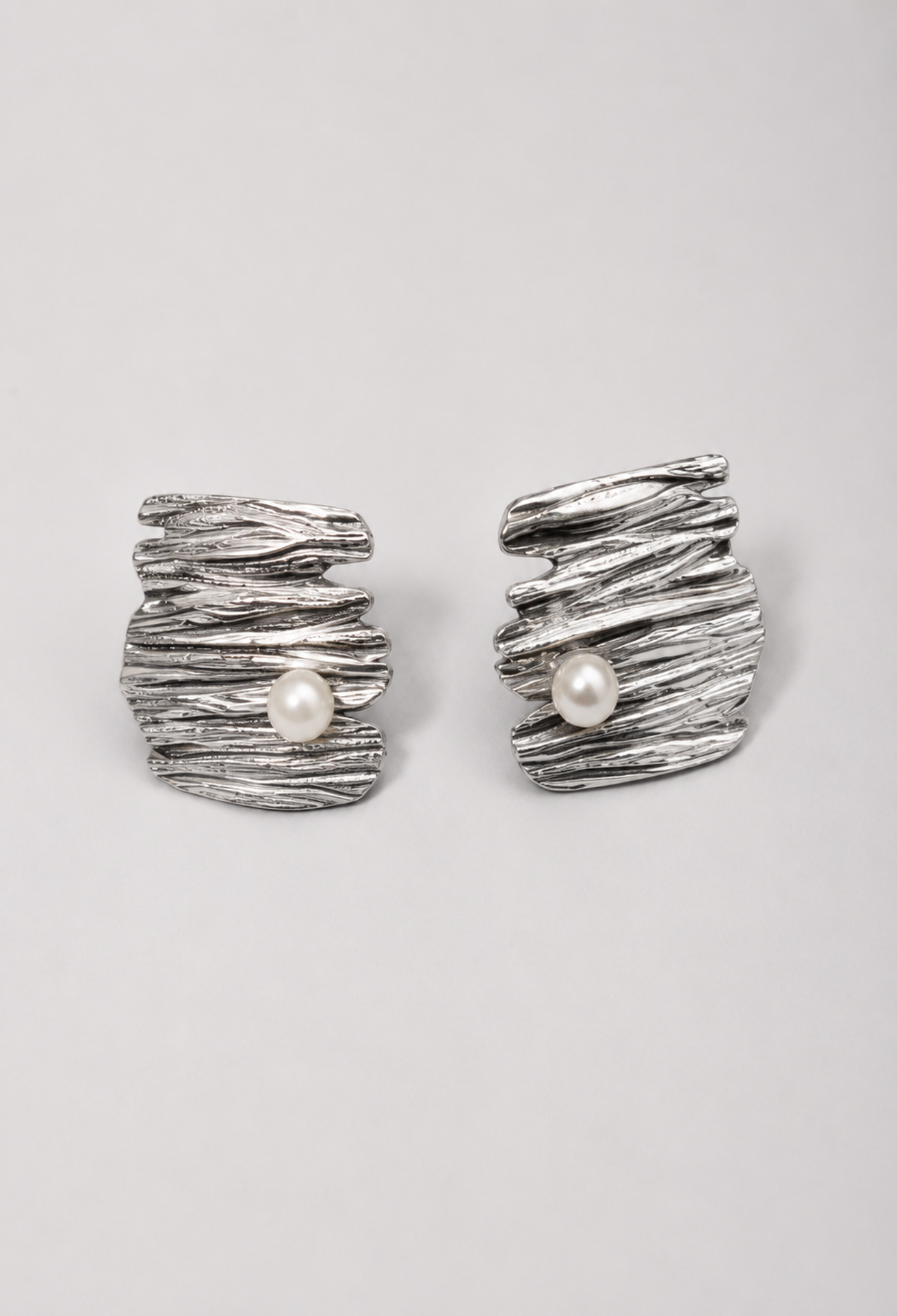 Aretes Topo Texturizado con Perla Plateados BYBLA