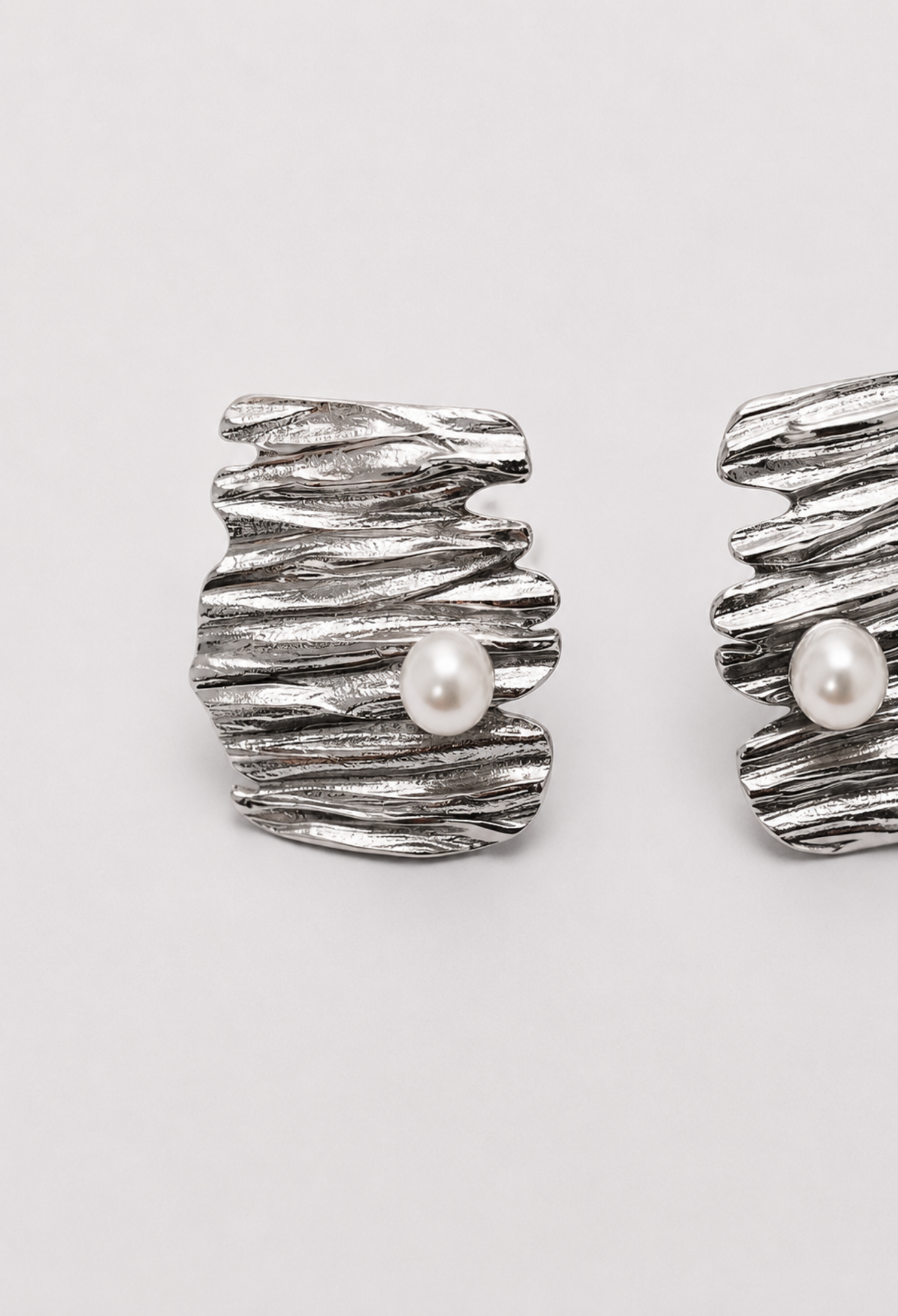 Aretes Topo Texturizado con Perla Plateados BYBLA - vista 2