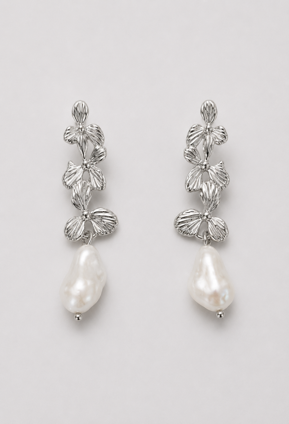 Aretes Colgantes Flores y Perla Barroca Plateados BYBLA