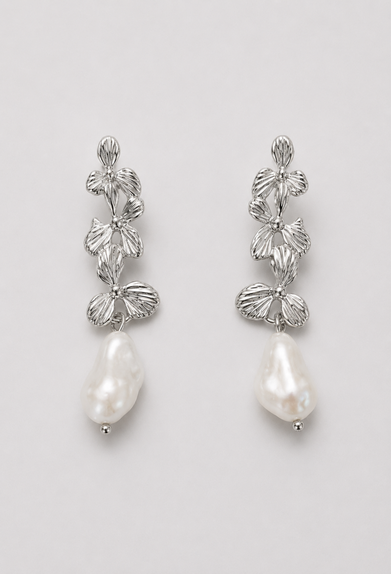 Aretes Colgantes Flores y Perla Barroca Plateados BYBLA