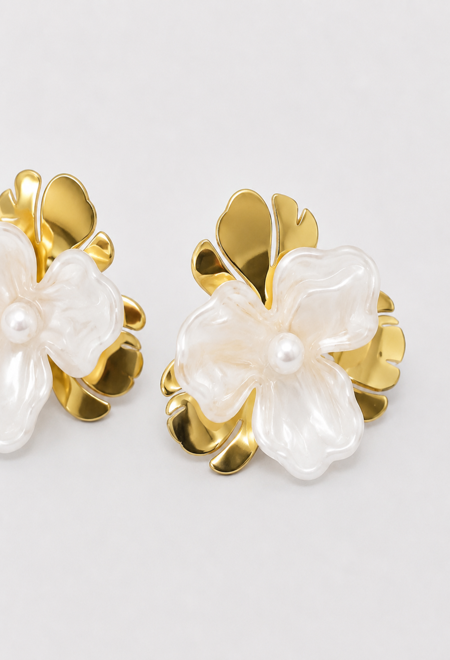 Aretes Flor Nacarada Blanca y Dorada BYBLA - vista 2