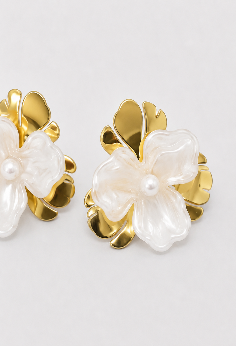 Aretes Flor Nacarada Blanca y Dorada BYBLA - vista 2