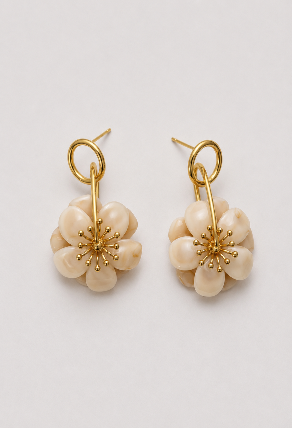 Aretes Colgantes Flor Marfil y Argolla Dorada BYBLA