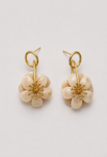 Aretes Colgantes Flor Marfil y Argolla Dorada