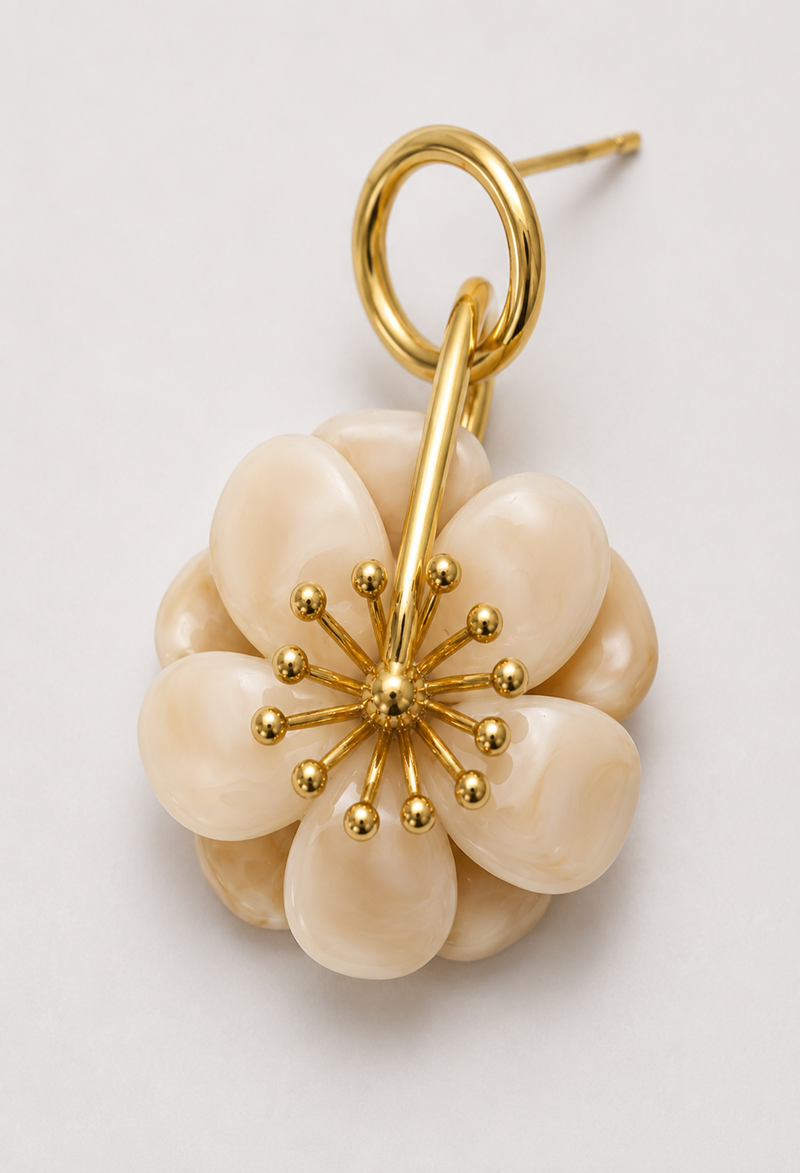Aretes Colgantes Flor Marfil y Argolla Dorada BYBLA - vista 2