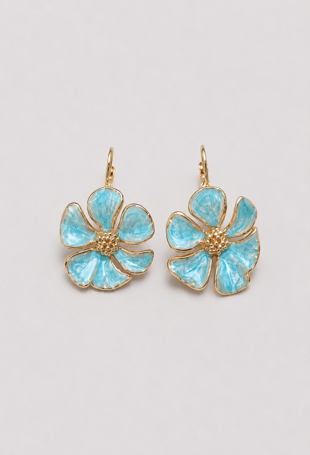 Aretes Flor Esmaltada Azul Cielo BYBLA