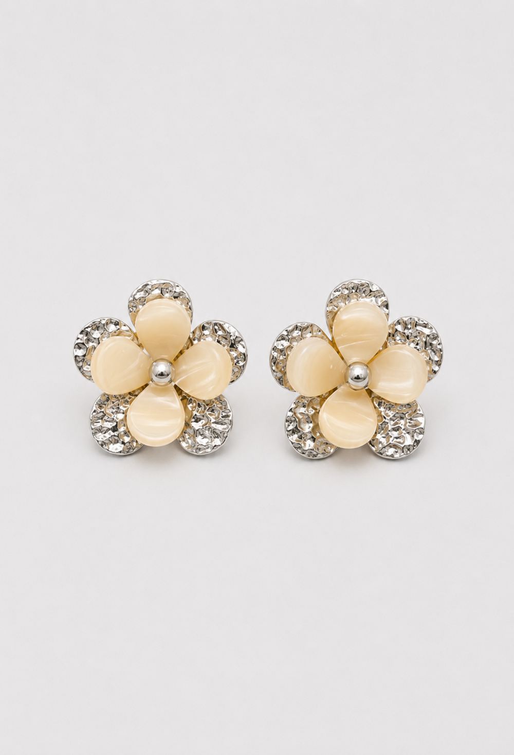 Aretes Flor Beige y Plateado BYBLA