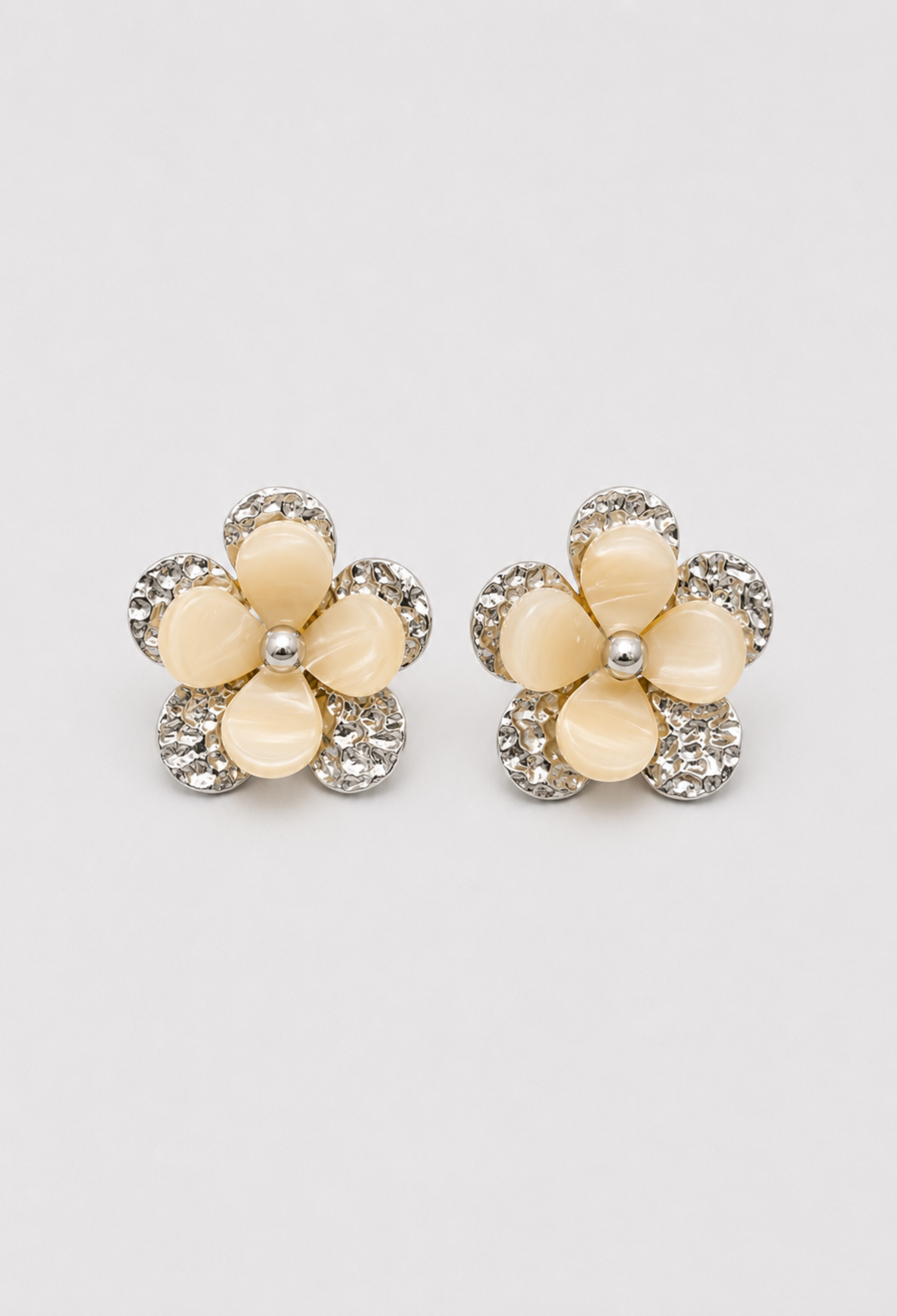 Aretes Flor Beige y Plateado BYBLA