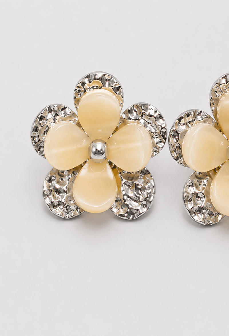Aretes Flor Beige y Plateado BYBLA - vista 2