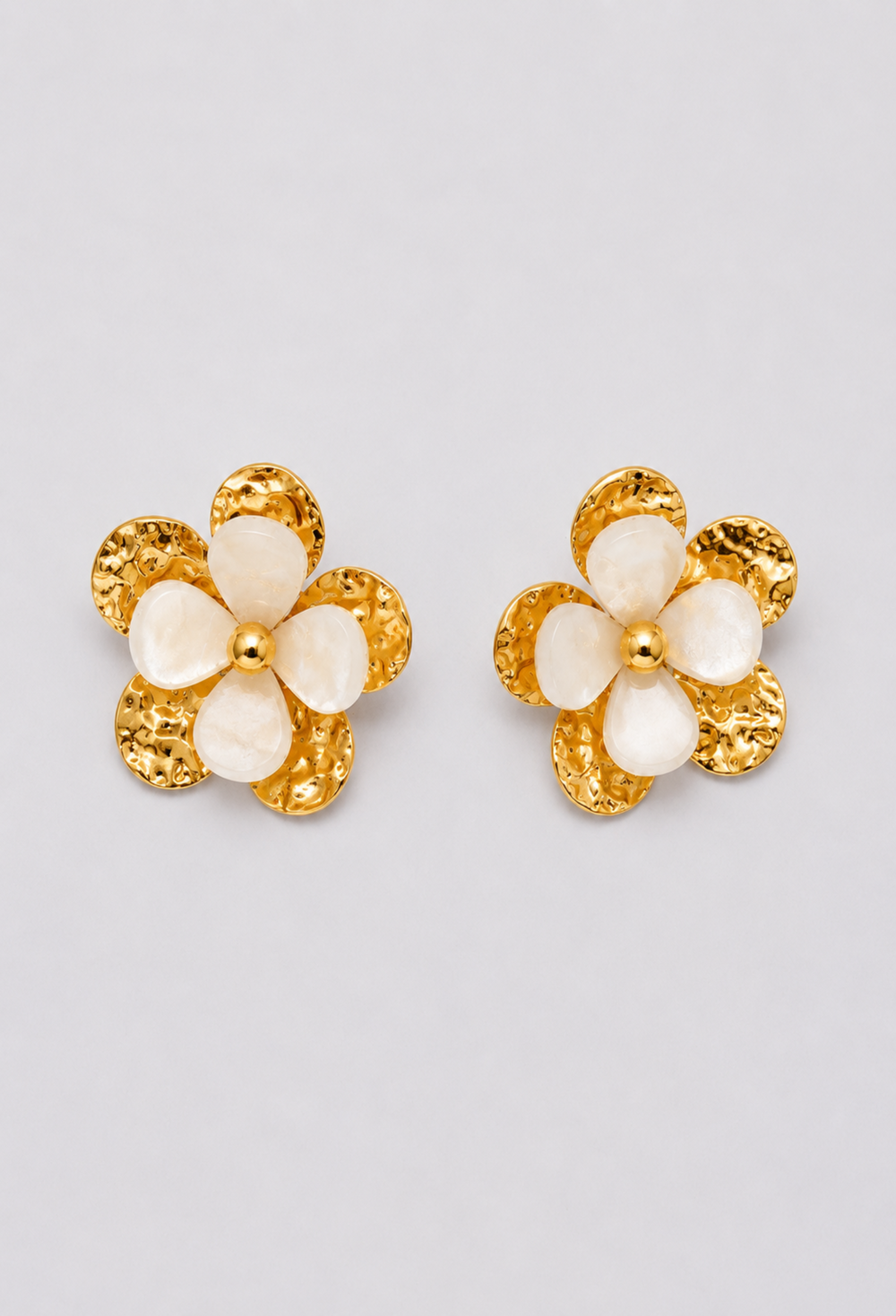 Aretes Flor Marfil y Dorado BYBLA