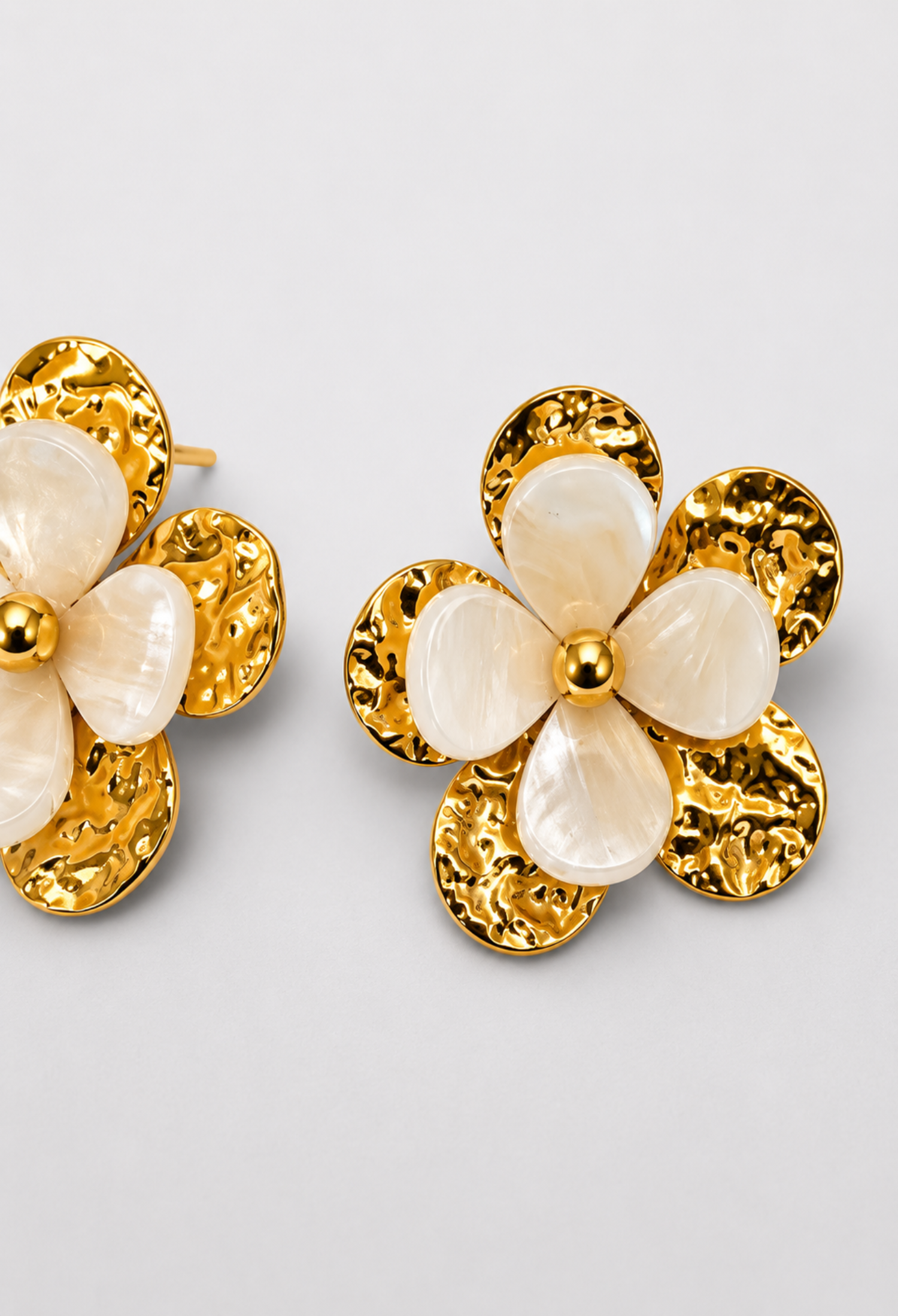 Aretes Flor Marfil y Dorado BYBLA - vista 2