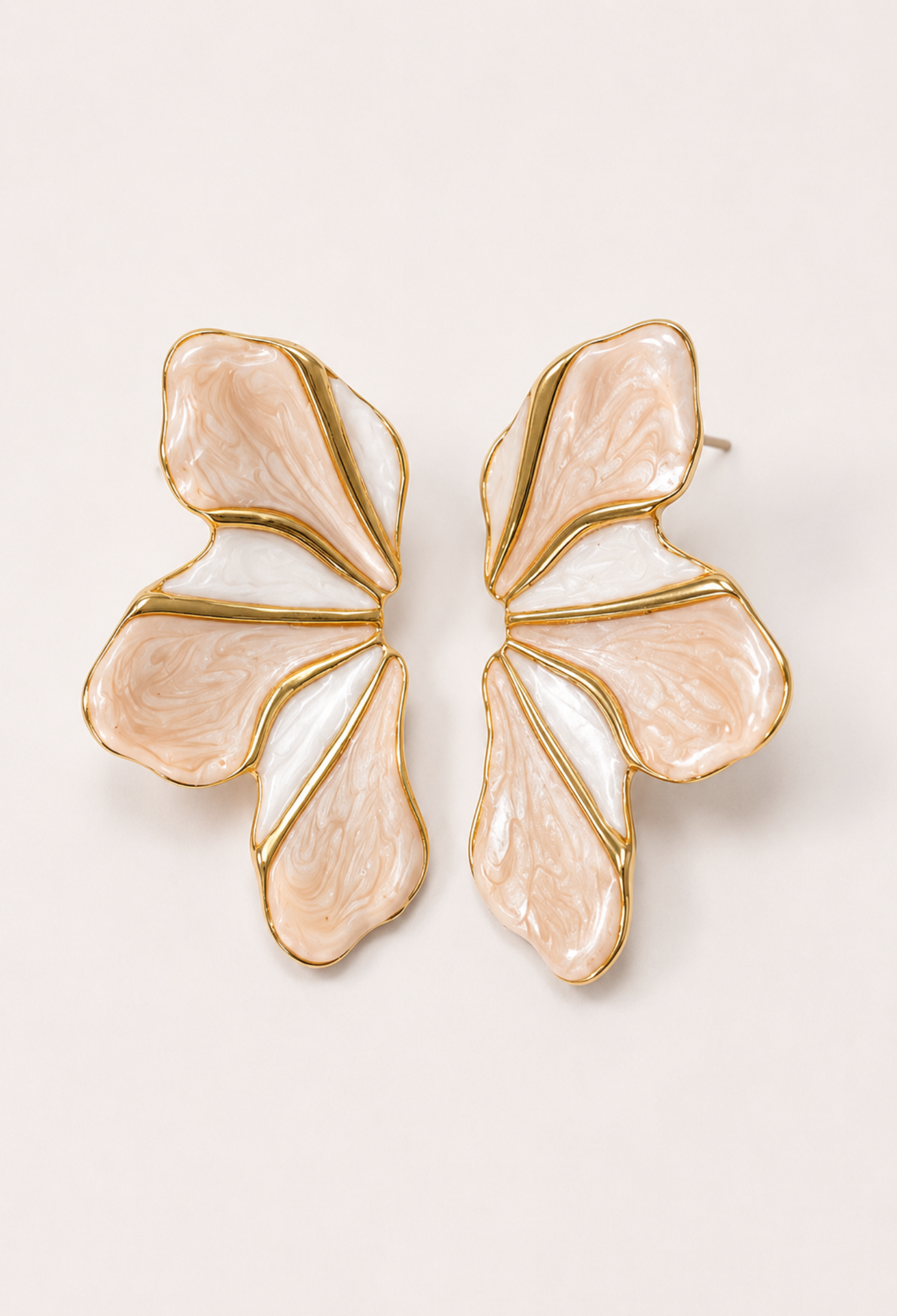 Aretes Ala de Mariposa Esmaltada Marfil BYBLA