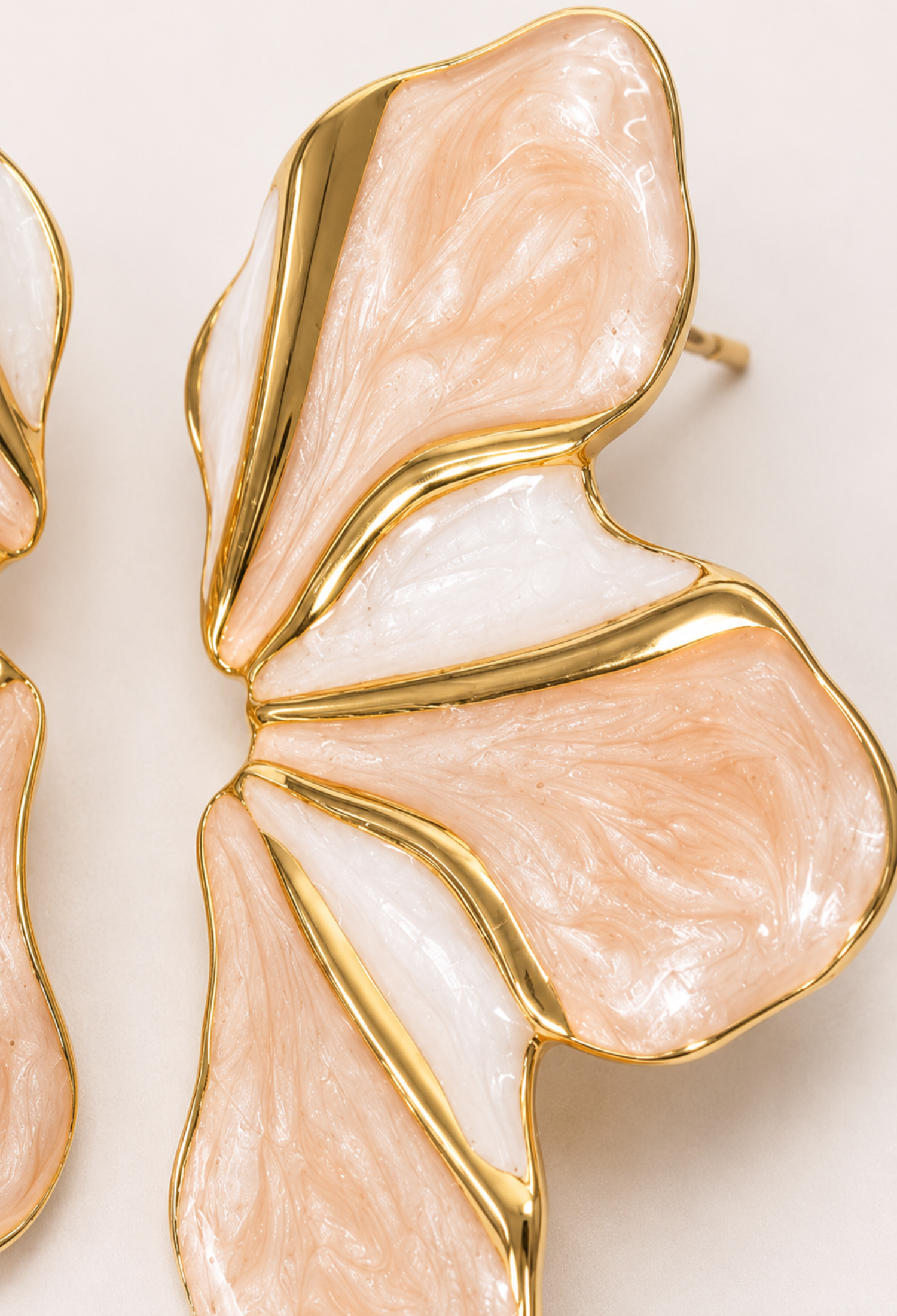Aretes Ala de Mariposa Esmaltada Marfil BYBLA - vista 2