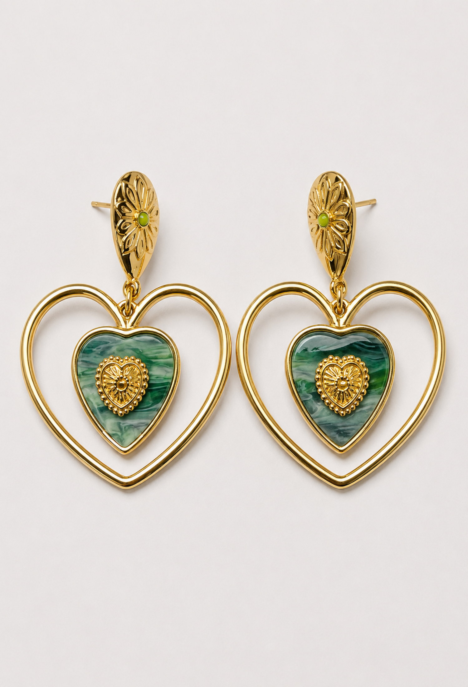 Aretes Corazón Dorado con Piedra Verde BYBLA