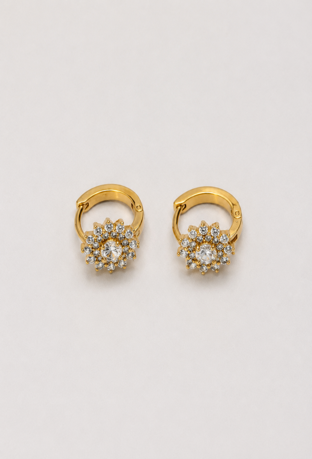 Aretes Argolla Flor de Cristales Dorada BYBLA