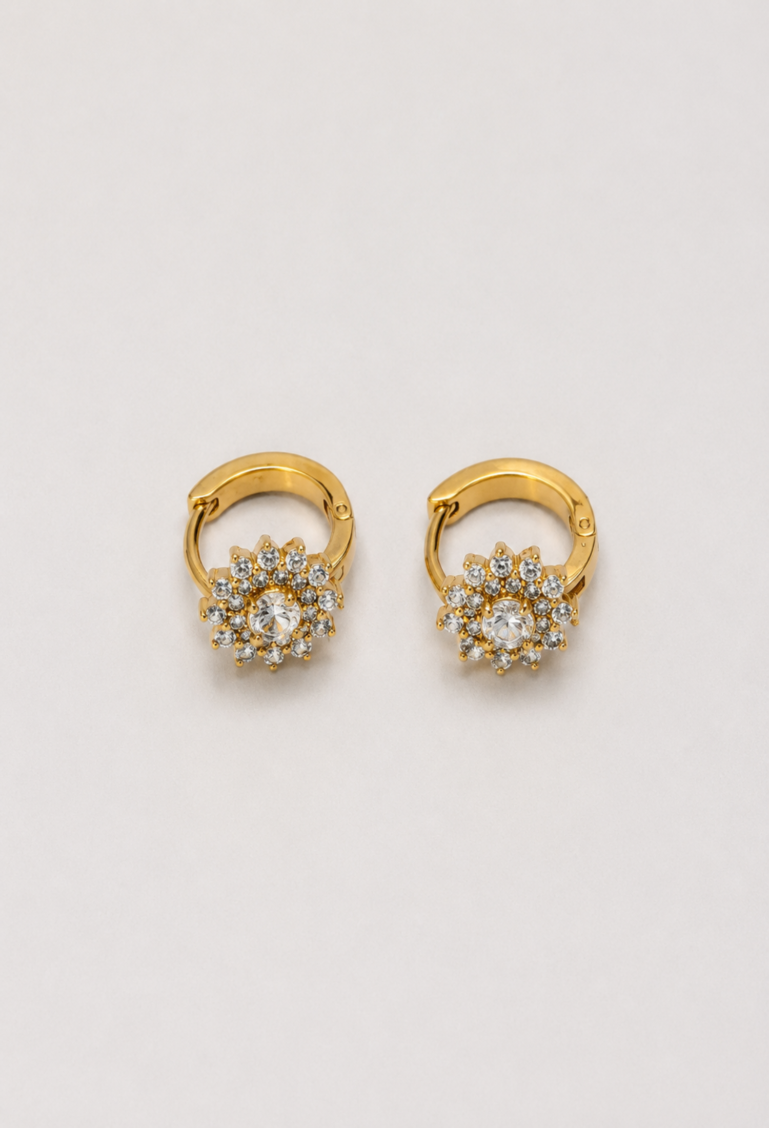 Aretes Argolla Flor de Cristales Dorada BYBLA
