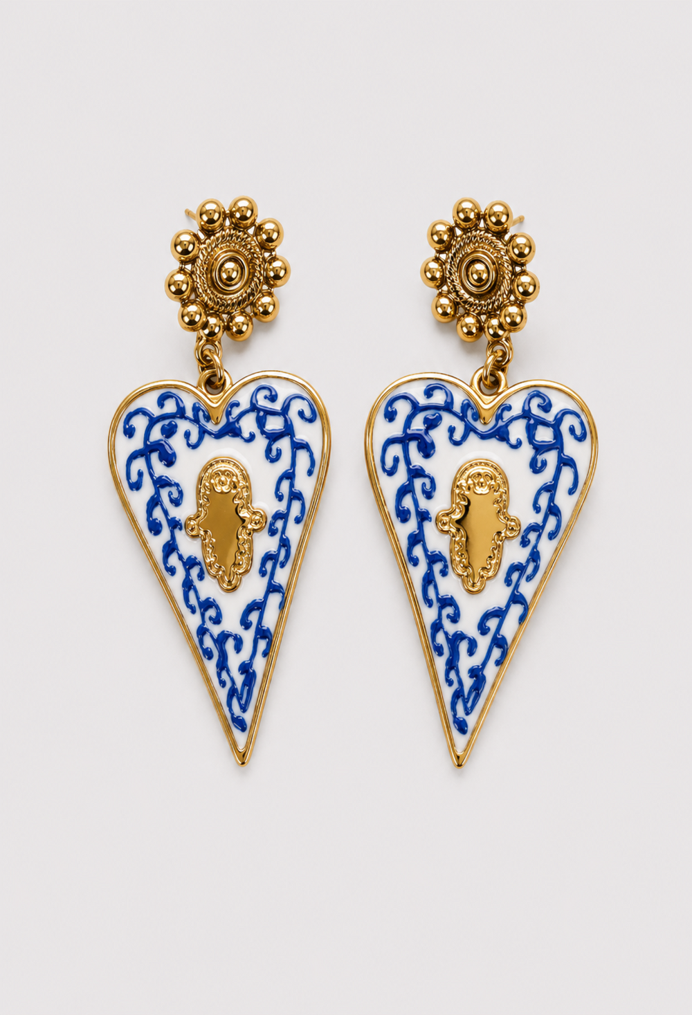 Aretes Corazón Esmaltado Azul con Hamsa BYBLA